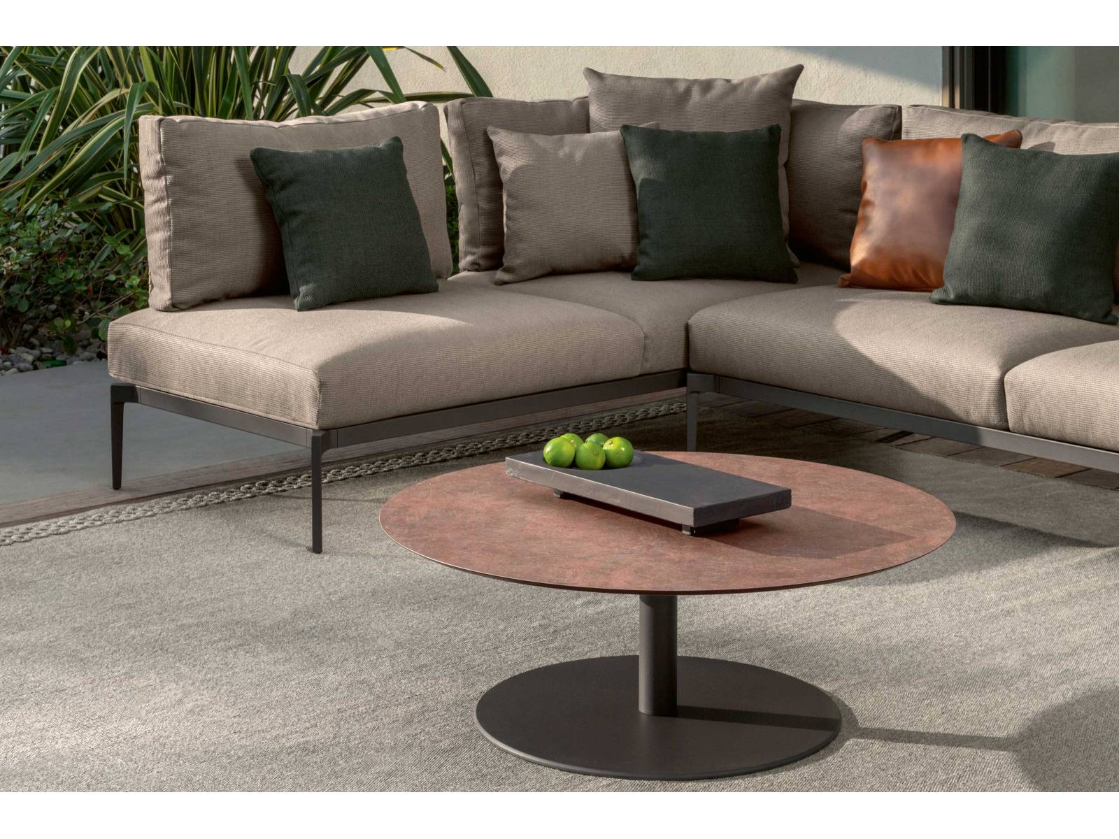 Die Leichtigkeit und Eleganz von Blütenblättern dienten Marco Acerbis als Inspiration für seine neue Sitzmöbelkollektion. Für «Leaf» platzierte der Designer sinnlich-weiche Kissen auf einem feinen Aluminiumrahmen. Neben Sessel und modularem Sofa gibt es auch eine Liege sowie einen Ess- und Beistelltisch. TALENTI.