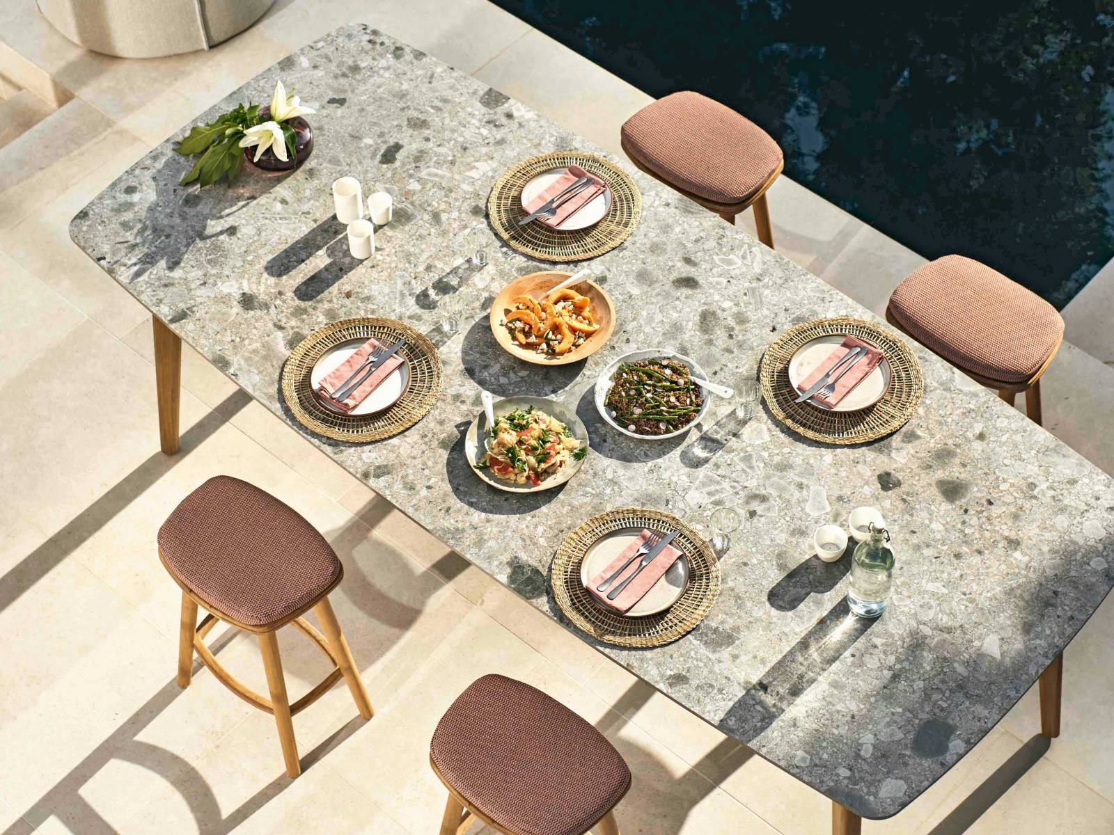 Bei der Kollektion «Torsa», entworfen von Stephane De Winter, fällt vor allem die attraktive Tischplatte auf. Die zehn zur Auswahl stehenden Dessins aus Keramik werden von konisch verlaufenden Beinen aus Teakholz getragen, für welche die zwei Finishings Teak Nature und Brushed Teak Nero zur Verfügung stehen. MANUTTI.