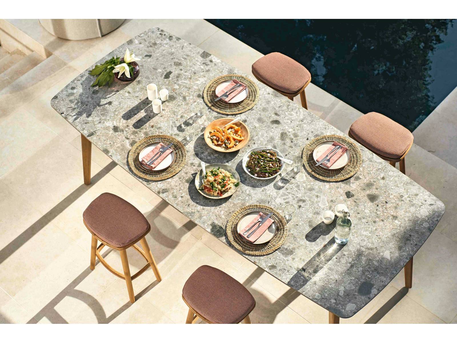 Bei der Kollektion «Torsa», entworfen von Stephane De Winter, fällt vor allem die attraktive Tischplatte auf. Die zehn zur Auswahl stehenden Dessins aus Keramik werden von konisch verlaufenden Beinen aus Teakholz getragen, für welche die zwei Finishings Teak Nature und Brushed Teak Nero zur Verfügung stehen. MANUTTI.