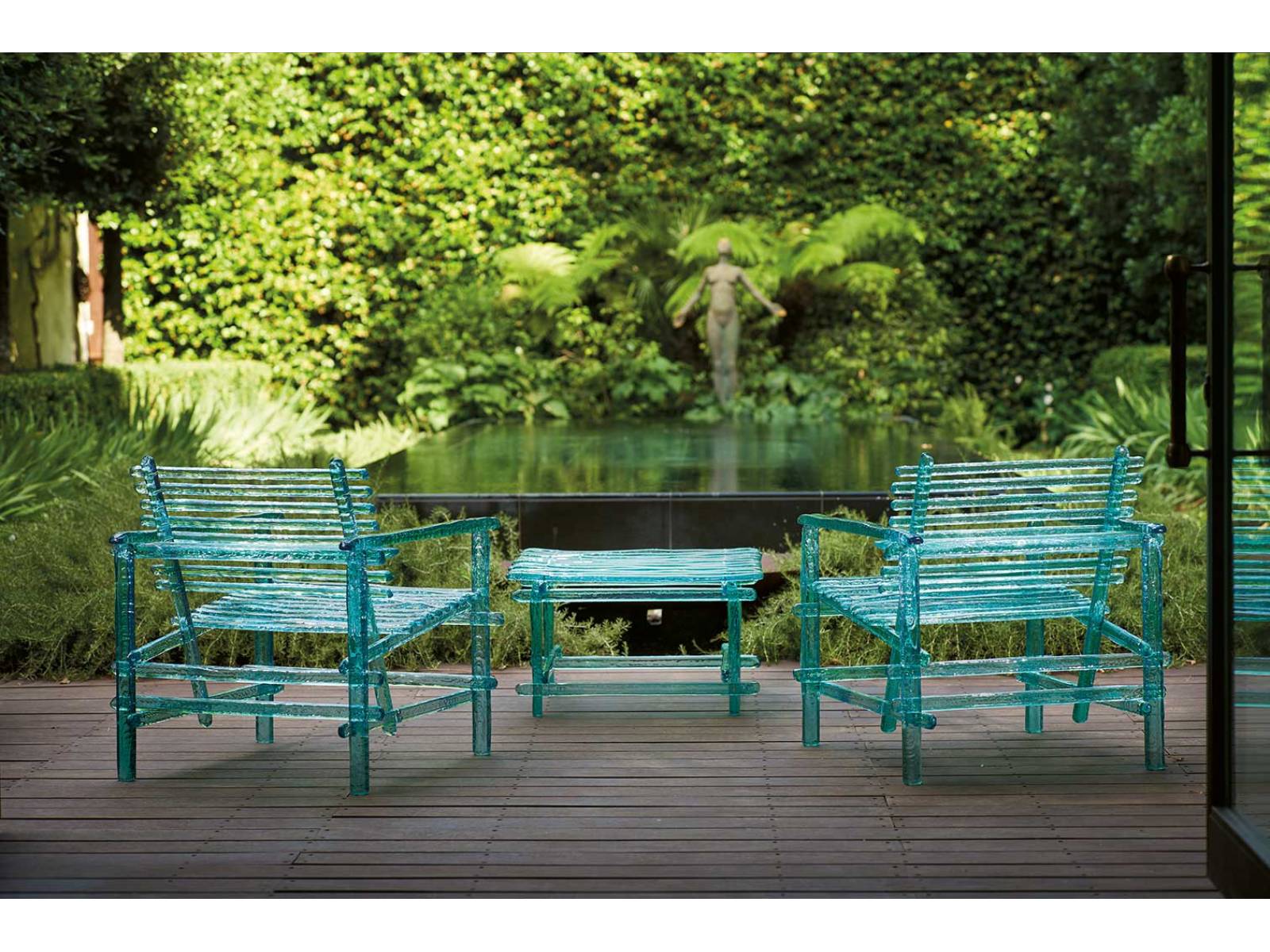 «A&#039;mare» heisst Jacopo Fogginis Outdoor-Kollektion aus Polycarbonat. Der Name setzt sich aus «Amare», italienisch für lieben, und «Mare», dem Meer, zusammen. Wo der Designer seine Inspiration hernahm, ist damit kristallklar. EDRA.