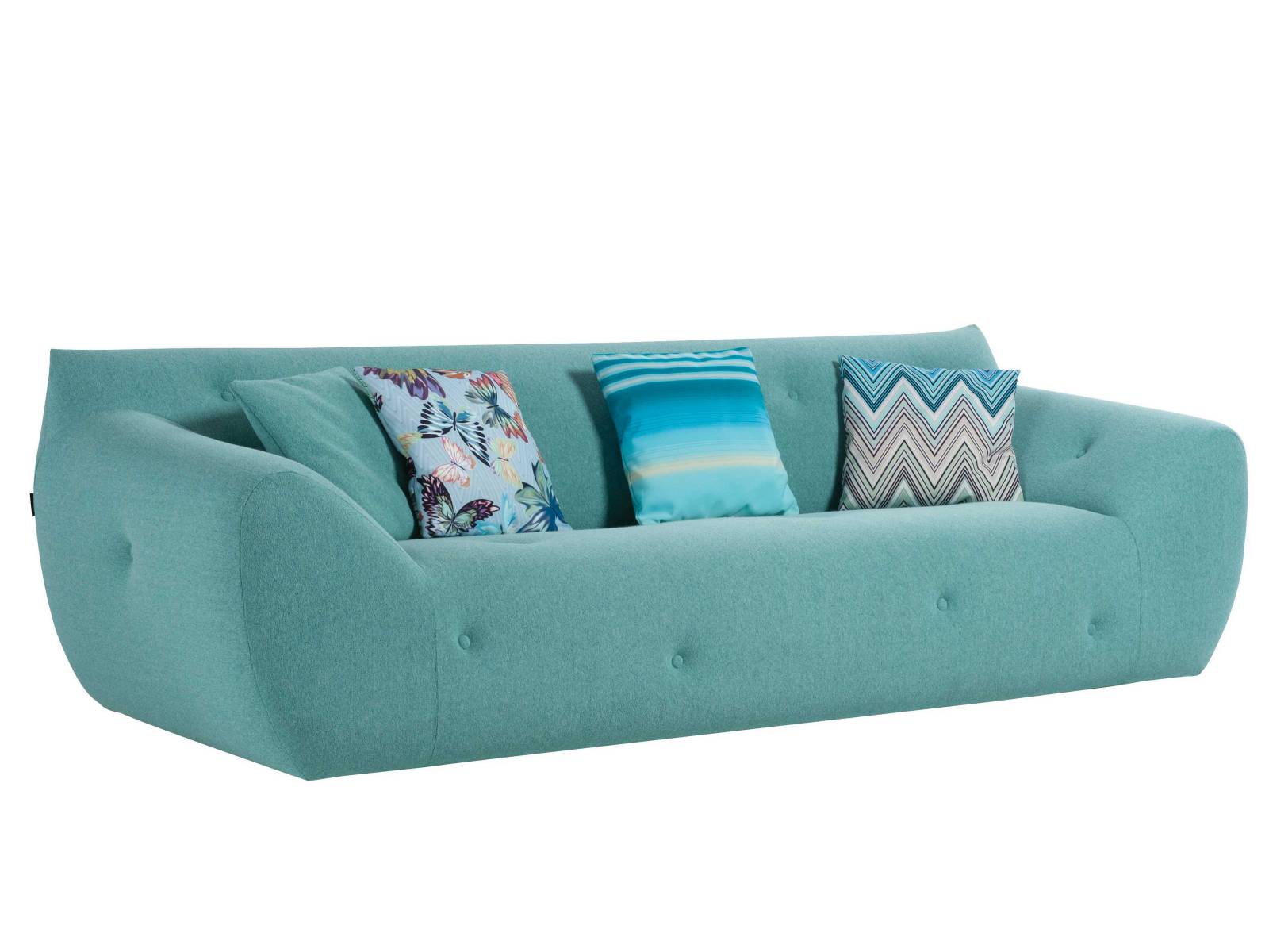 Das prächtige Türkis von Outdoor-Sofa «Informel» erinnert an das Farbspiel einer Südsee-Lagune. Ein speziell von Hans Hopfer entwickeltes, elastisches Textil umschliesst die plüschigen Ecken des Sitzmöbels und verleiht dem einladenden Design eine weitere Komfortschicht. ROCHE-BOBOIS.