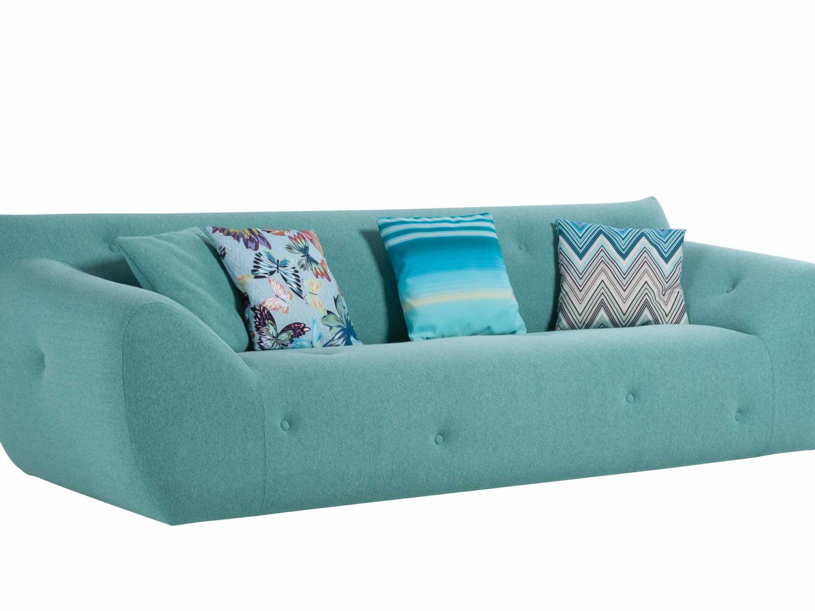 Das prächtige Türkis von Outdoor-Sofa «Informel» erinnert an das Farbspiel einer Südsee-Lagune. Ein speziell von Hans Hopfer entwickeltes, elastisches Textil umschliesst die plüschigen Ecken des Sitzmöbels und verleiht dem einladenden Design eine weitere Komfortschicht. ROCHE-BOBOIS.