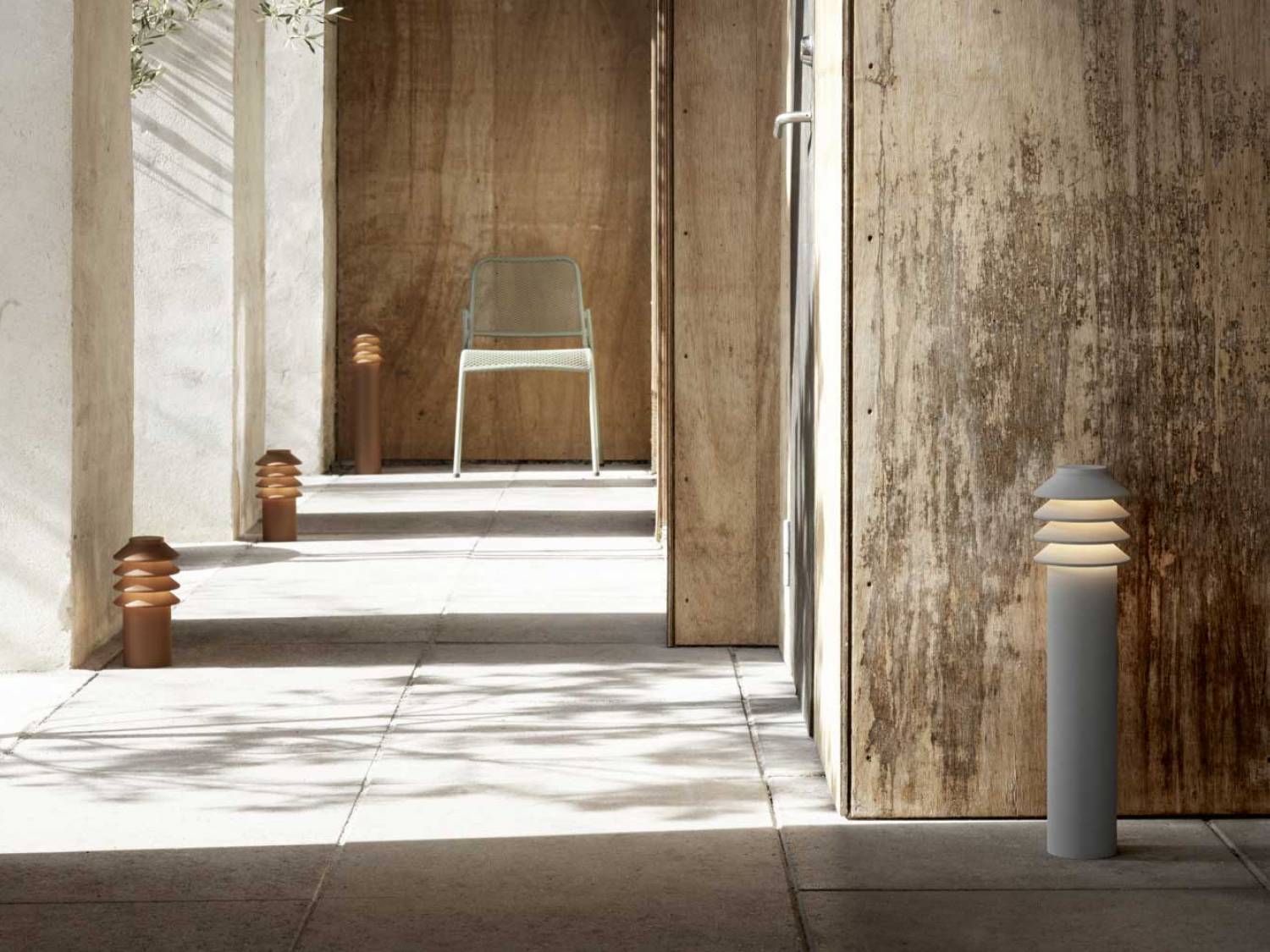 Die Leuchte «Bysted Garden» ist eine kleine Version des Klassikers von Peter Bysted. Das ursprüngliche Modell, das der dänische Architekt 1975 entwarf, erfuhr nur minimale Anpassungen. So wurden beispielsweise die Schrauben auf der Oberseite entfernt, um die Pollerleuchte schlanker zu gestalten. LOUIS POULSEN.