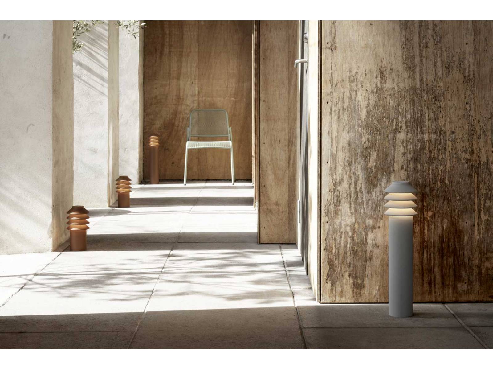 Die Leuchte «Bysted Garden» ist eine kleine Version des Klassikers von Peter Bysted. Das ursprüngliche Modell, das der dänische Architekt 1975 entwarf, erfuhr nur minimale Anpassungen. So wurden beispielsweise die Schrauben auf der Oberseite entfernt, um die Pollerleuchte schlanker zu gestalten. LOUIS POULSEN.