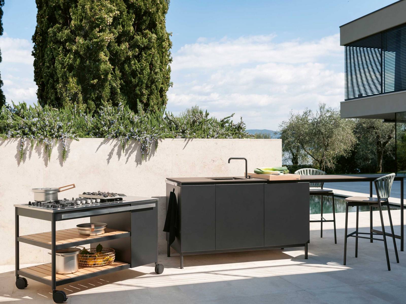 «Norma» heisst die erste Outdoor-Küche des italienischen Herstellers exklusiver Gartenmöbel. Rodolfo Dordonis Entwurf besteht aus einer Spüle, einem Anbauelement und einem Kochmodul, bei dem ein zentraler Doppelkronenbrenner und vier seitliche, kleinere Brenner für grosses Kochvergnügen sorgen. Den Gasherd gibt es entweder mit Füssen oder Rollen. RODA.