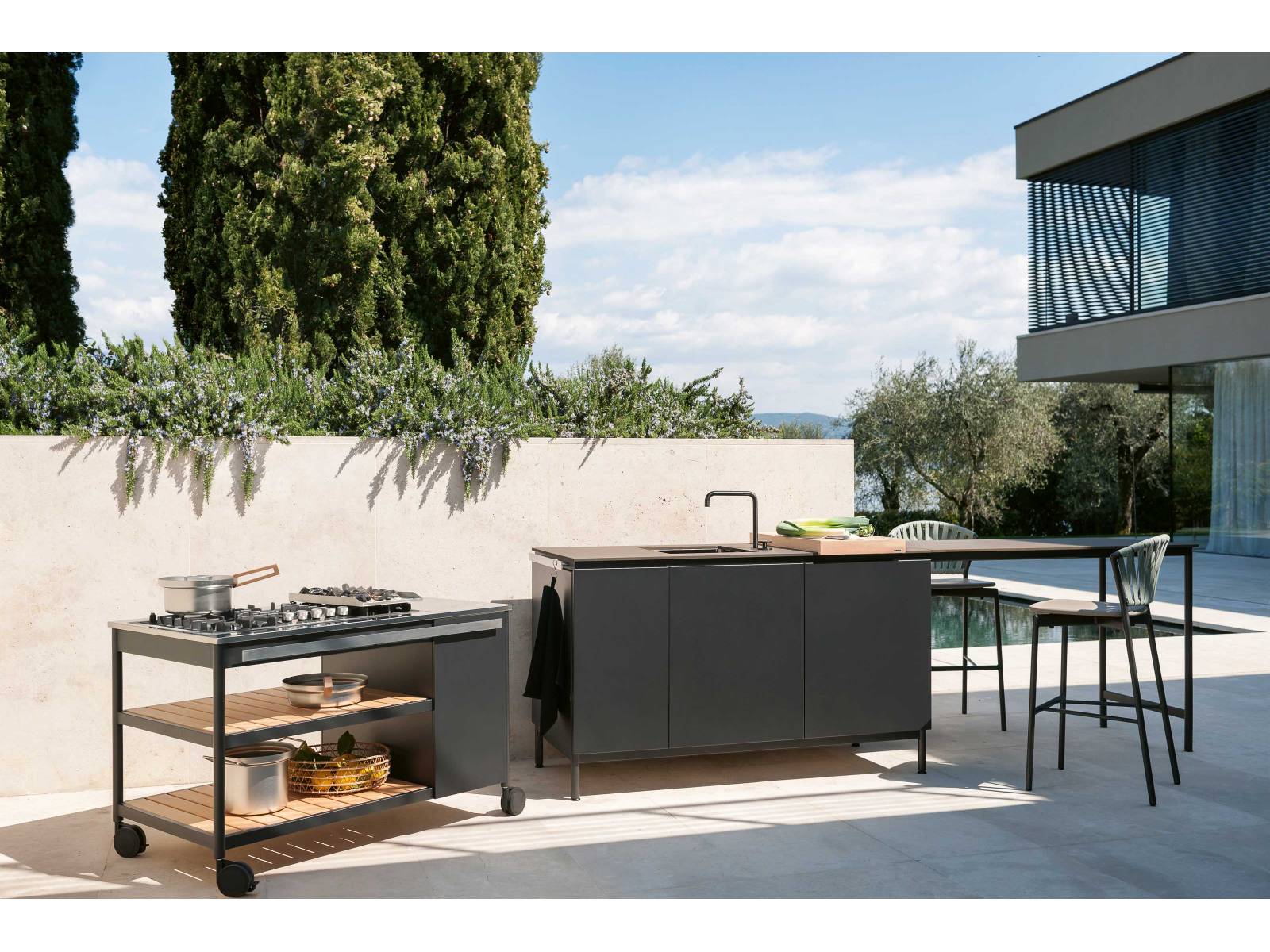 «Norma» heisst die erste Outdoor-Küche des italienischen Herstellers exklusiver Gartenmöbel. Rodolfo Dordonis Entwurf besteht aus einer Spüle, einem Anbauelement und einem Kochmodul, bei dem ein zentraler Doppelkronenbrenner und vier seitliche, kleinere Brenner für grosses Kochvergnügen sorgen. Den Gasherd gibt es entweder mit Füssen oder Rollen. RODA.