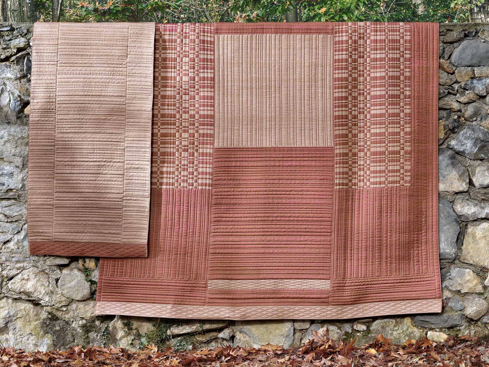 «Guna» bringt die Bedeutung der Kollektion auf den Punkt: Der Teppich ist ein Geflecht aus Garnen, Maschen und Texturen, aber auch eines aus Beziehungen und Kulturen. Die multiethnisch angehauchte Outdoor-Möbelkollektion von Designerin Chiara Andreatti umfasst auch Charpais, Kissen und Tische. GERVASONI.