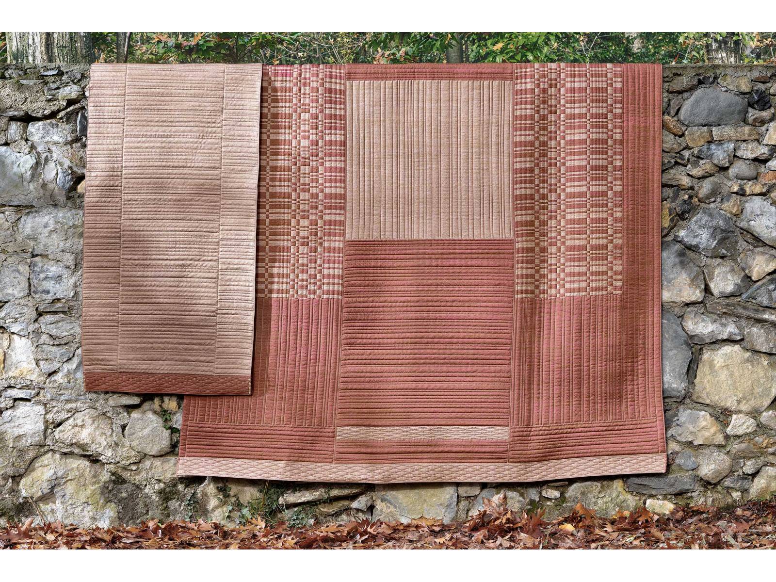 «Guna» bringt die Bedeutung der Kollektion auf den Punkt: Der Teppich ist ein Geflecht aus Garnen, Maschen und Texturen, aber auch eines aus Beziehungen und Kulturen. Die multiethnisch angehauchte Outdoor-Möbelkollektion von Designerin Chiara Andreatti umfasst auch Charpais, Kissen und Tische. GERVASONI.