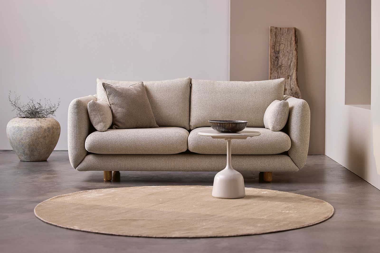 Drinnen wie draussen: Vor zwei Jahren überraschte das Unter­nehmen mit einer ersten anmutig-schlichten Indoor-­Kollektion. Nun wurde «Bloom Lounge» um Zwei- und Dreisitzer-Sofas erweitert.