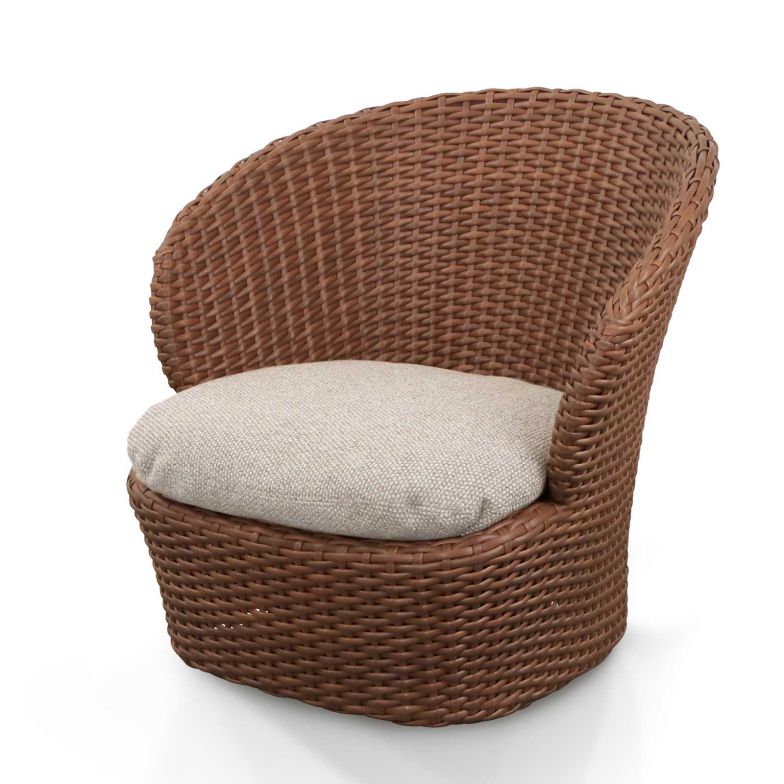 Die Möbel von Cane-line strahlen vollkommene Perfektion aus und sind dennoch einzigartige Unikate: Jede Struktur, jedes Muster und jedes Element wird in aufwendiger Handarbeit gefertigt und geflochten. So auch der neue drehbare Sessel «Coast» mit einem Gestell aus ­«Cane-line Flat Weave», das mit seiner einzig­artigen Textur und den wetterfesten Fasern ein langlebiges Design gewährleistet, das allen Witterungsbedingungen standhält.