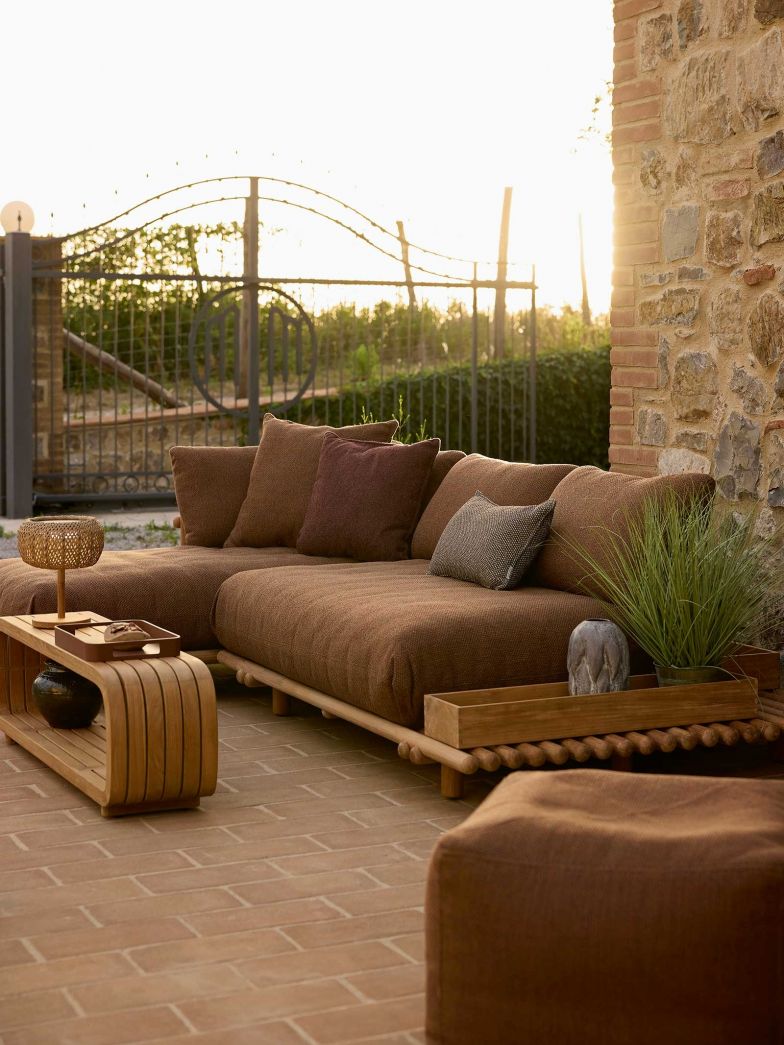 Zur vielseitigen Serie «Sticks» gehören unter anderem Möbel für den Loungebereich. Dieser wurde um die neue «Sticks Platform» erweitert, die mit integrierbaren Tischelementennoch mehr Gestaltungsfreiraum bietet.