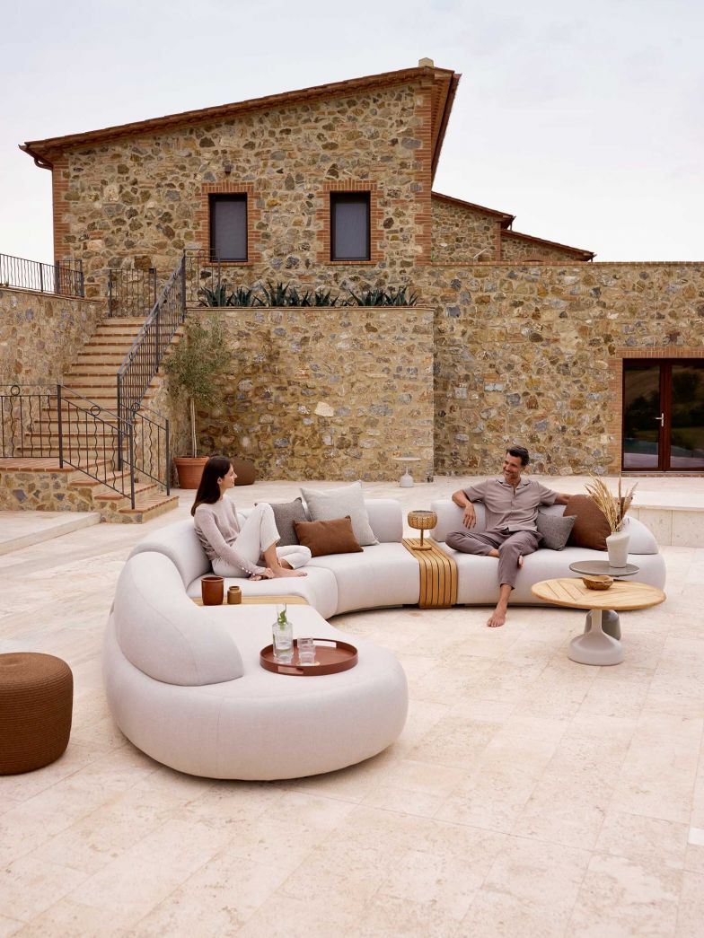 Rund, weich, organisch – das ist «Mellow». Mit seiner niedrigen Sitzhöhe und den modularen textilgepolsterten Elementen auf einem robusten Aluminiumrahmen lädt die Kollektion, die Sofas und einen Tisch umfasst, zum Entspannen ein.