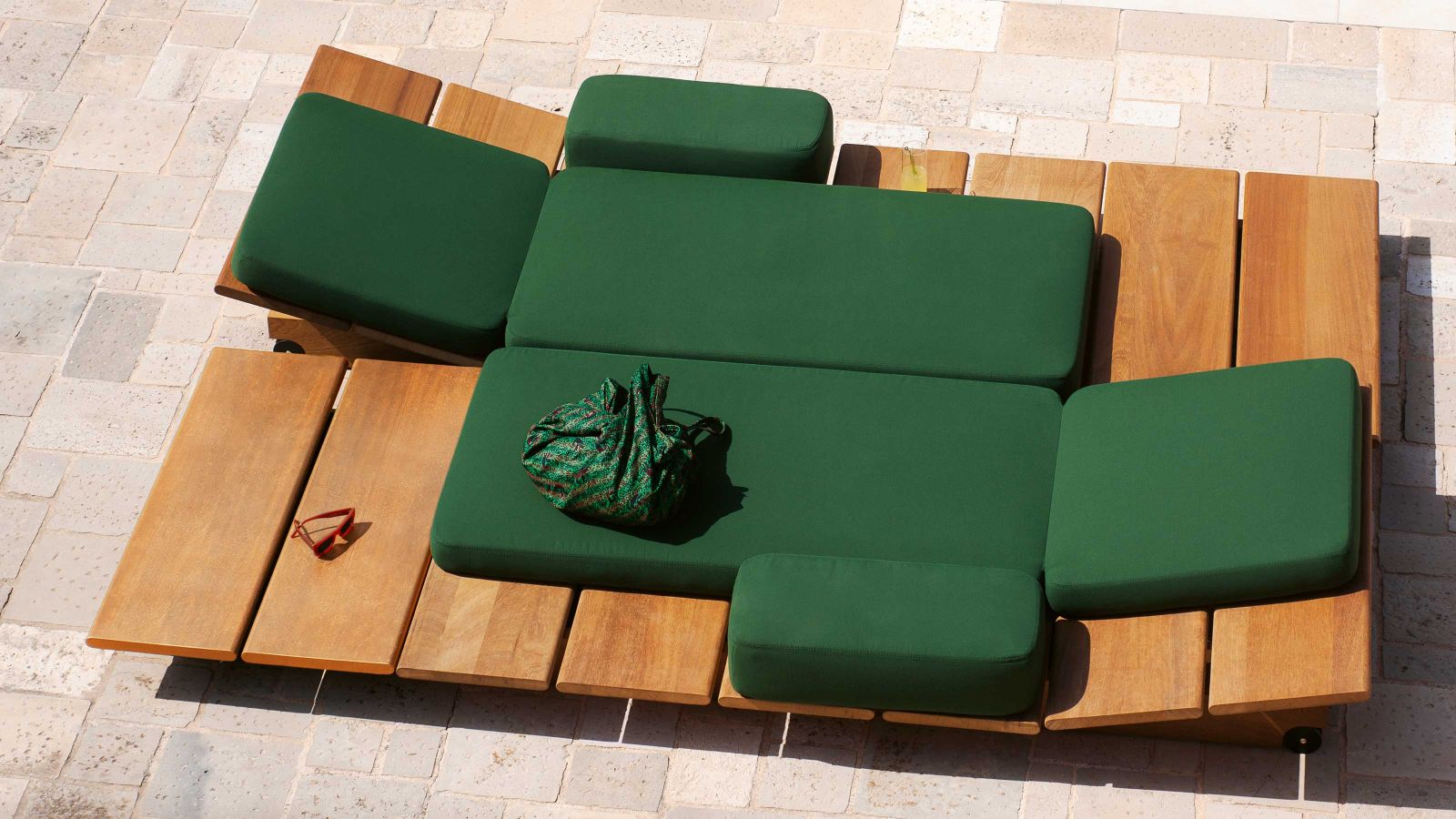 Zur neusten Kollektion, die die Natur und die Idylle der namensgebenden äolischen Inseln widerspiegelt, gehören Sonnen­liegen und Beistelltische sowie ein Pavillon mit luftig-leichter Batyline-Markise. Komfortable Kissen runden das Ensemble ab. Die modularen Elemente der Kollektion «Eolie» sorgen für Urlaubsfeeling in jedem Aussenbereich, sei es am Pool, auf dem Boot, am Meer – oder im eigenen Garten.