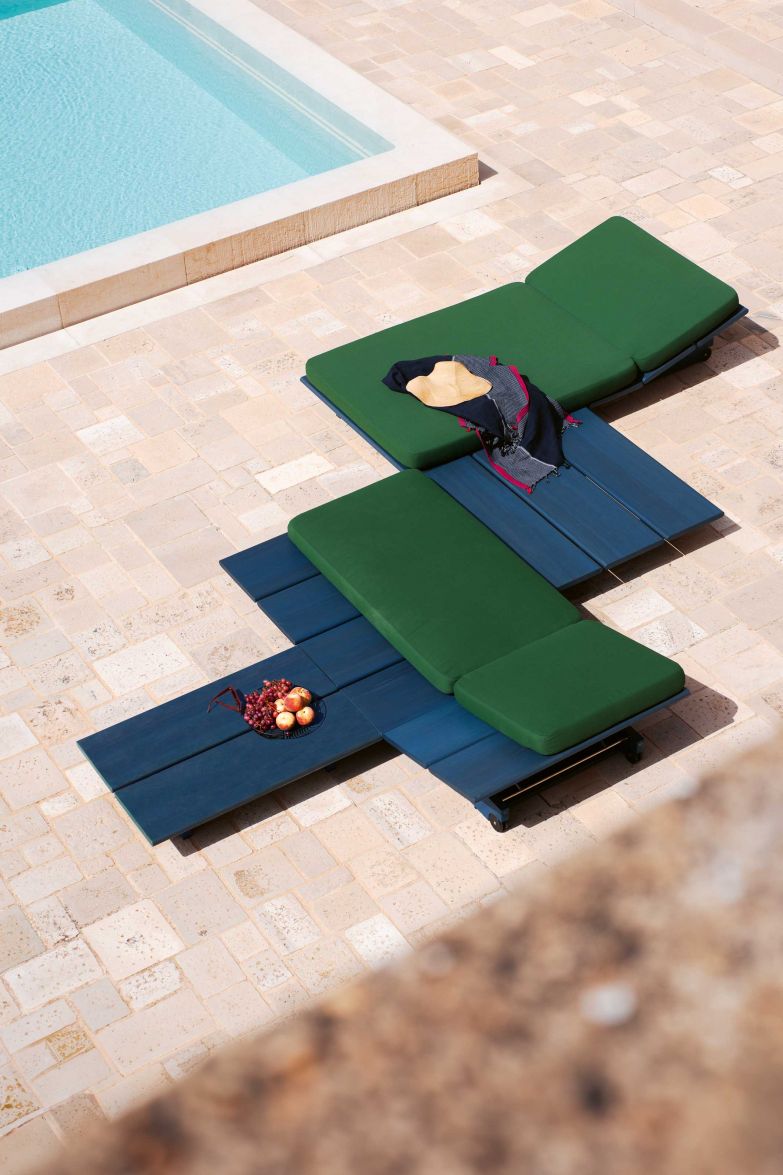 Zur neusten Kollektion, die die Natur und die Idylle der namensgebenden äolischen Inseln widerspiegelt, gehören Sonnen­liegen und Beistelltische sowie ein Pavillon mit luftig-leichter Batyline-Markise. Komfortable Kissen runden das Ensemble ab. Die modularen Elemente der Kollektion «Eolie» sorgen für Urlaubsfeeling in jedem Aussenbereich, sei es am Pool, auf dem Boot, am Meer – oder im eigenen Garten.