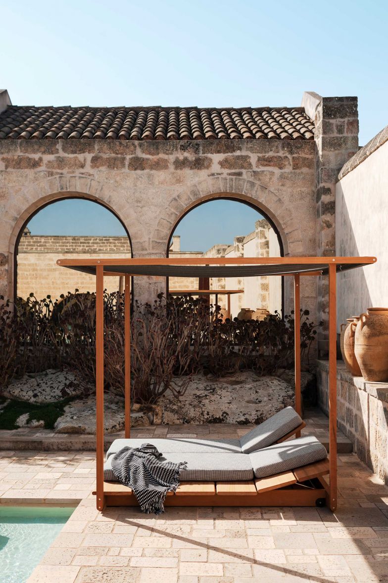 Zur neusten Kollektion, die die Natur und die Idylle der namensgebenden äolischen Inseln widerspiegelt, gehören Sonnen­liegen und Beistelltische sowie ein Pavillon mit luftig-leichter Batyline-Markise. Komfortable Kissen runden das Ensemble ab. Die modularen Elemente der Kollektion «Eolie» sorgen für Urlaubsfeeling in jedem Aussenbereich, sei es am Pool, auf dem Boot, am Meer – oder im eigenen Garten.