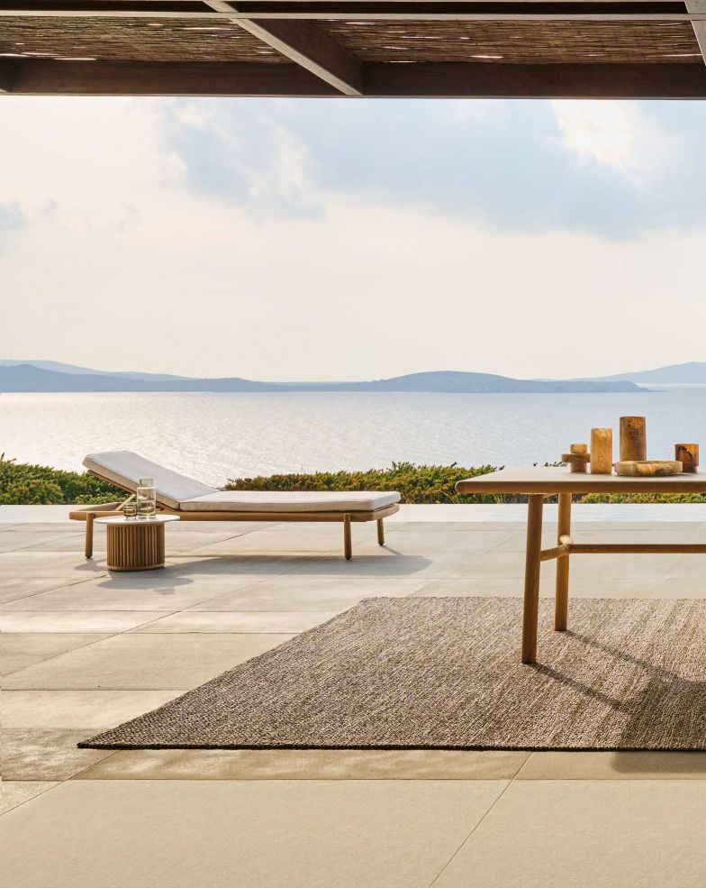 Die Designs des belgischen Outdoormöbelherstellers sind raffiniert und zeitlos, weisen eine aussergewöhnlich feine Detailverarbeitung auf und werden oft von internationalen DesignerInnen entworfen. Die neuste Kollektion «Ukiyo» stammt von Monica Armani.