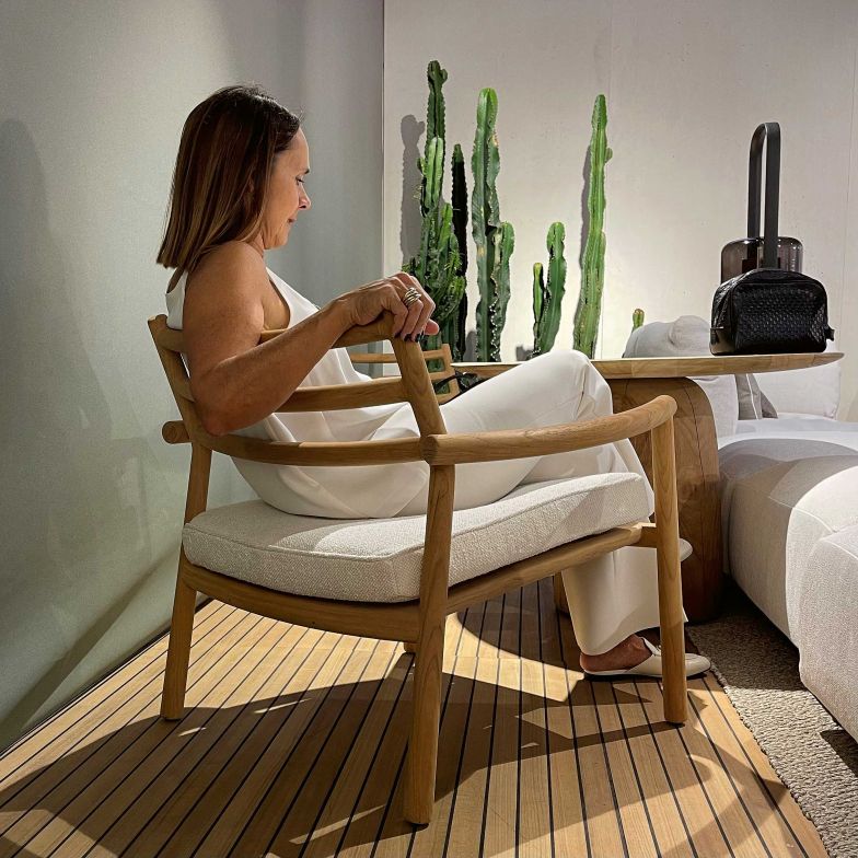 Für «Ukiyo» liess sich die Designerin und Architektin, die seit über zehn Jahren mit Tribù zusammenarbeitet, von einer Reise nach Japan inspirieren. Die Kollektion aus Teakholz umfasst Möbel für den Ess- und Loungebereich, die sich durch runde Profile auszeichnen.