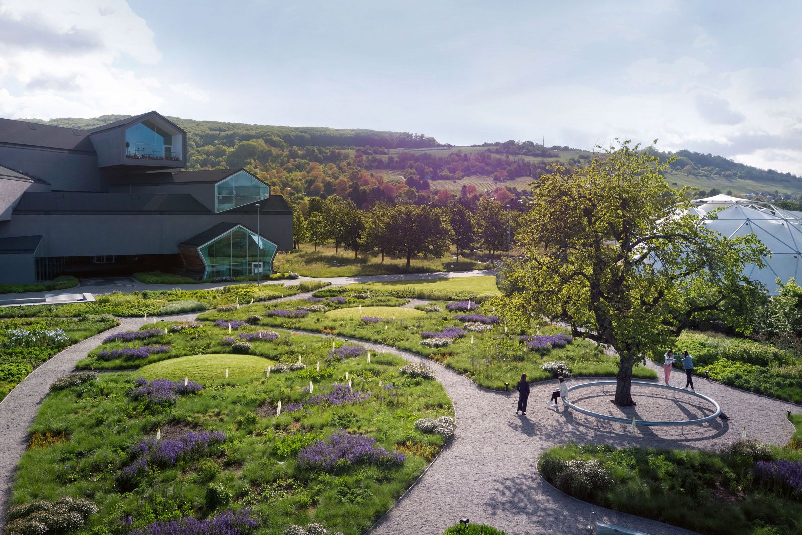 Das 4000 Quadratmeter grosse Gartengelände verbindet Vitrahaus und Produktionsgebäude.
