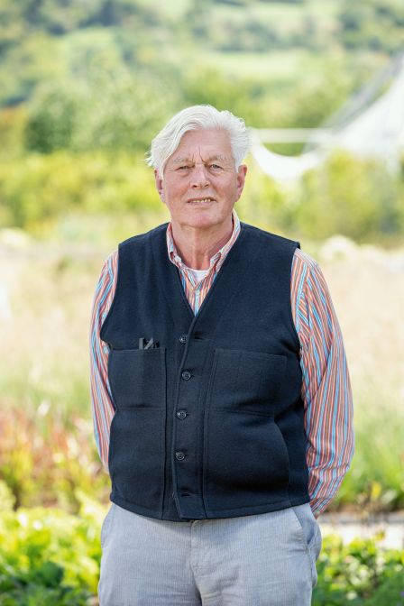 Während die Anlage zum ersten Mal in voller Blüte steht, lässt es sich Piet Oudolf nicht nehmen, dem Vitra Campus höchstpersönlich einen Besuch abzustatten.