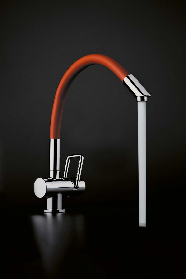 Sie fällt auf, die Küchenarmatur «arwa-twinflex». Denn ihre dynamische Form wird durch die aussergewöhnliche Materialkombination von Metall und PVC-Hülle, die es in verschiedenen Farben gibt und wie hier in Orange für ein keckes Statement sorgt, noch hervorgehoben. Arwa.