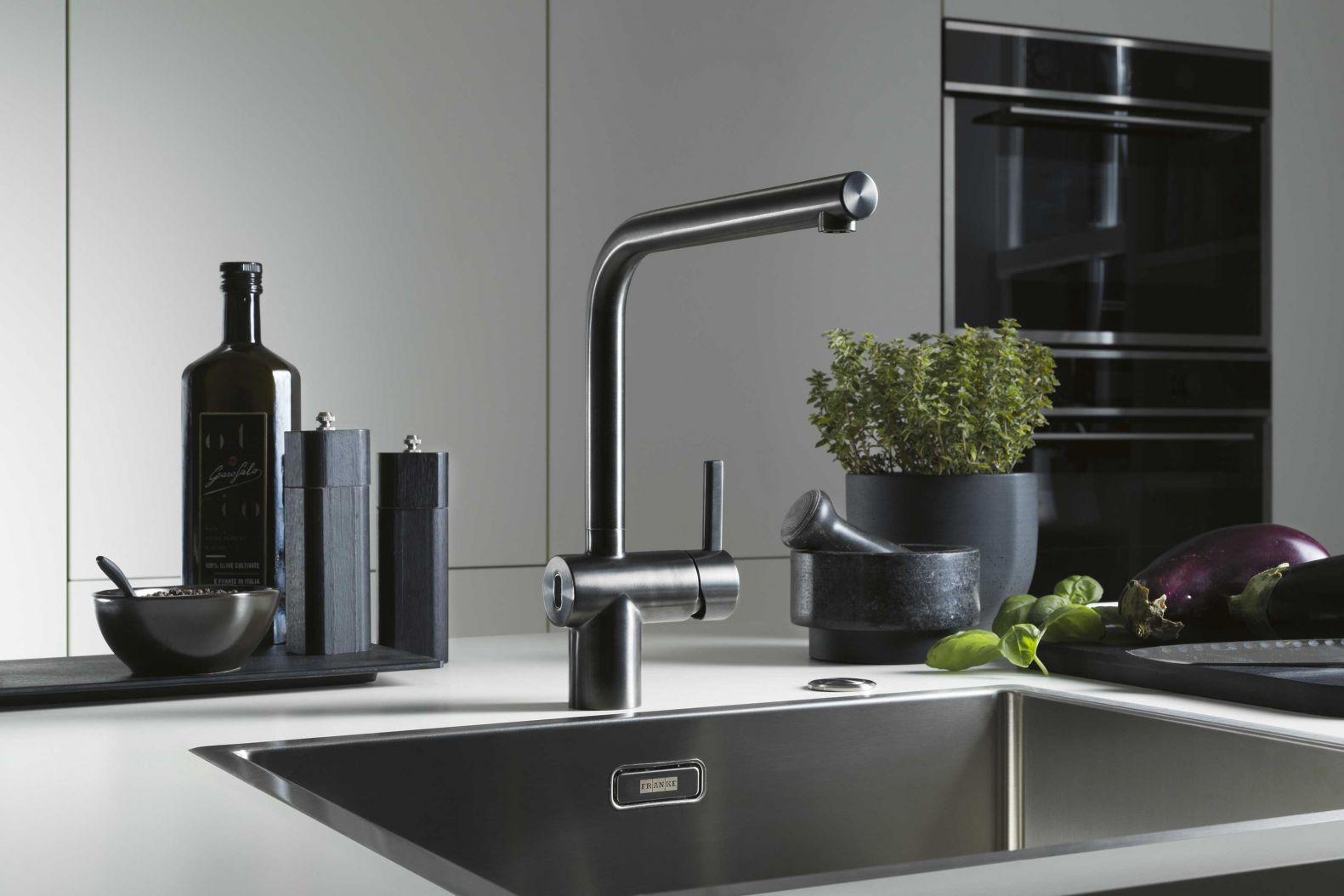 Berührungslos bedient man auch diese Armatur, denn «Atlas Neo Sensor» lässt sich, wie der Name sagt, über einen Sensor aktivieren und stoppen. Gleichzeitig wird der Wasserfluss nach 30 Sekunden automatisch deaktiviert. Ihr Design ist zeitlos, edel und in Edelstahl sowie in Industrial Black erhältlich. Franke.