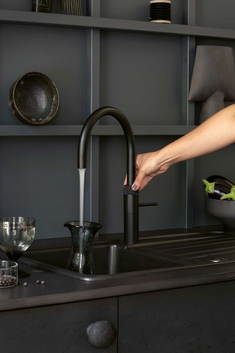 Er ist in vielen Haushalten nicht mehr wegzudenken, denn der Wasserhahn liefert nicht nur kaltes, sondern auch kochendes Wasser, wie in diesem Beispiel der «Fusion Round» in Schwarz. Wer mehr will, installiert sich gleichzeitig «Cube» für kühl sprudelndes und gefiltertes Wasser. Quooker.