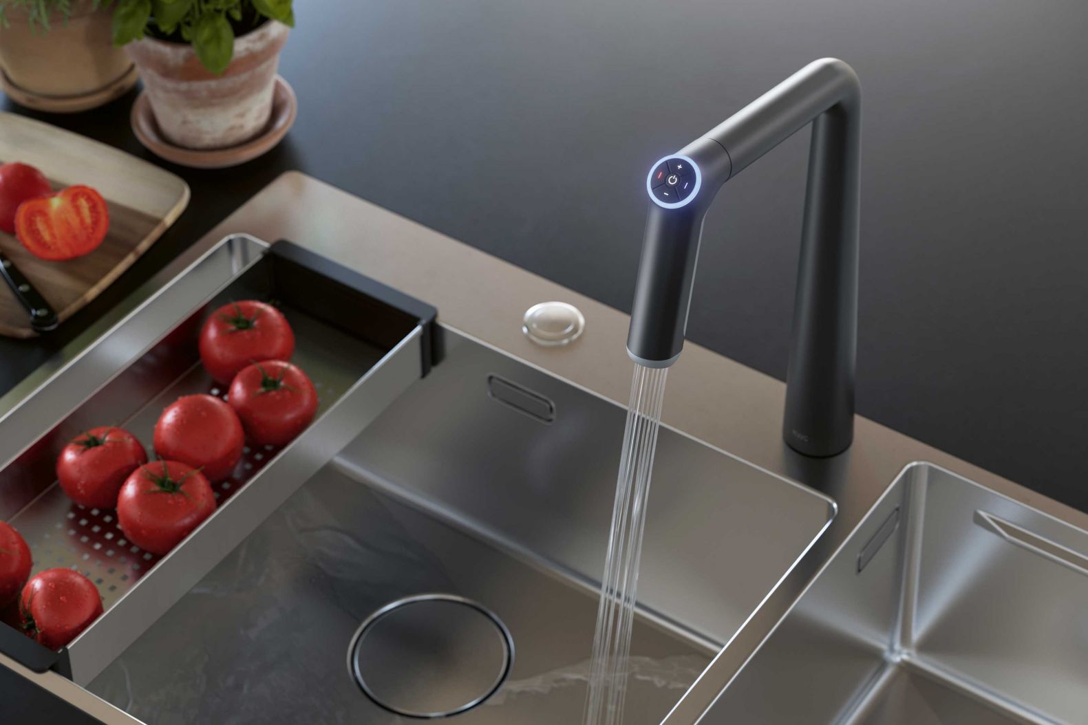 Einmal probiert und nie mehr ohne — denn «KIO» lässt sich mit nur einer Hand und auf Knopfdruck steuern: Wassertemperatur, -menge- und -strahl. Nebst den Grundeinstellungen lässt sie sich auch individuell programmieren. Und ein Leuchtreif informiert optisch über Temperatur oder laufende Programme. KWC.