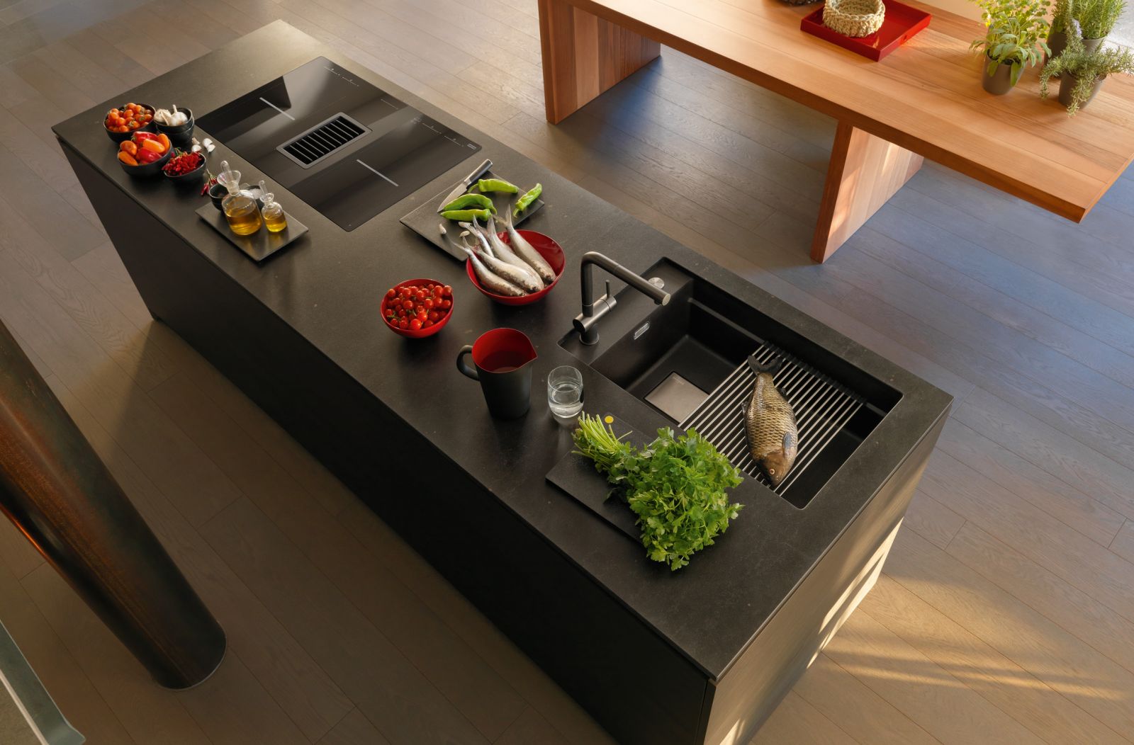 Bringt Leben in die Küche – Spüle «Mythos», die es neu in sieben matten Farbtönen gibt. So ergänzen sich die Fragranitspüle «Kubus 2», die Armaturen-Neuheit «Active Plus» und der exklusive Kochfeldabzug «Mythos 2gether» zu einem modernen Küchenambiente.