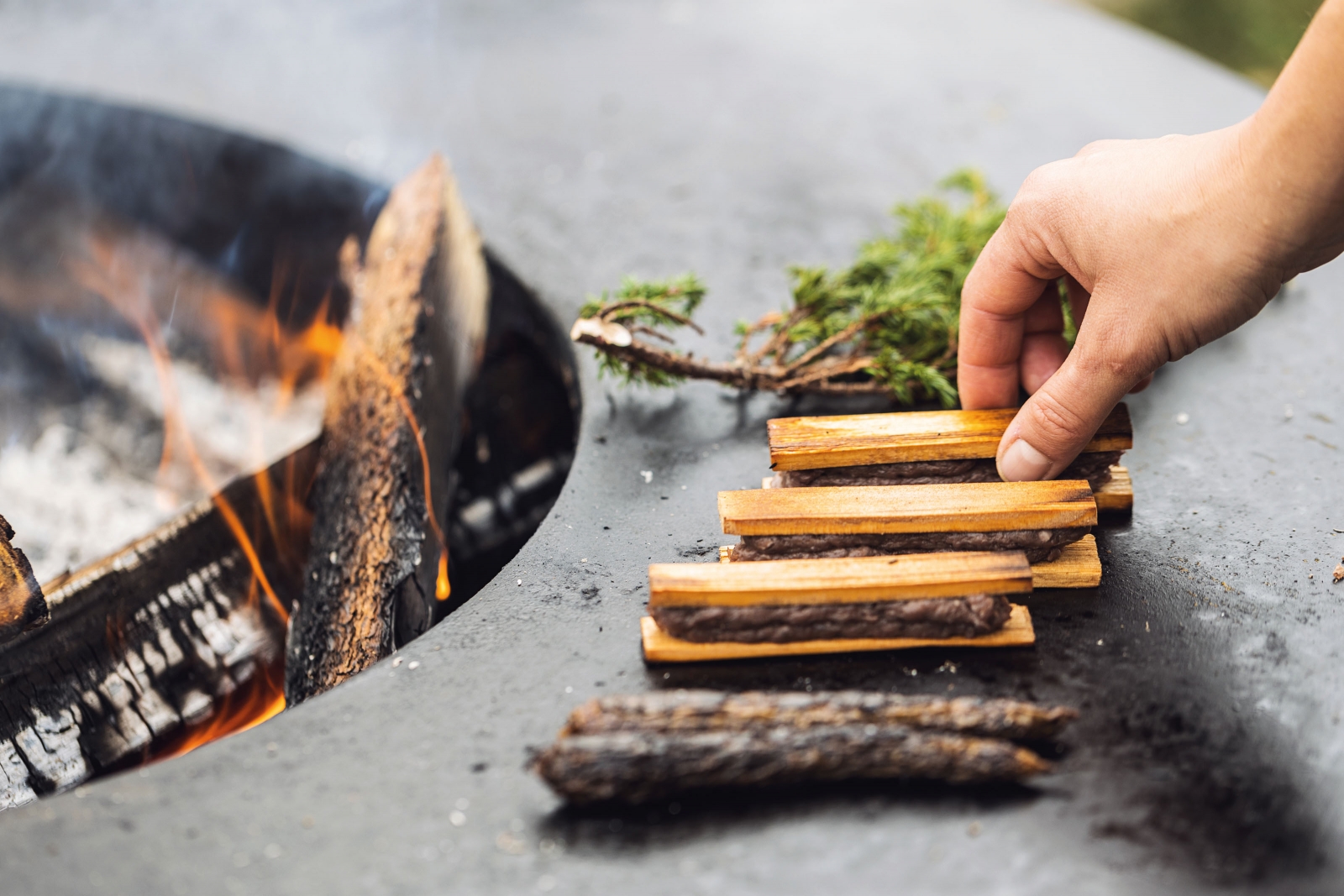 Rebecca Clopath kocht gerne draussen – entweder über offenem Feuer oder auf dem Feuerring.