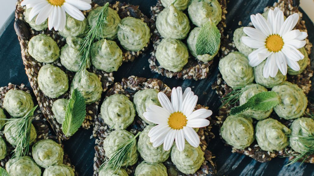 Bloss Pflanzen auf dem Teller