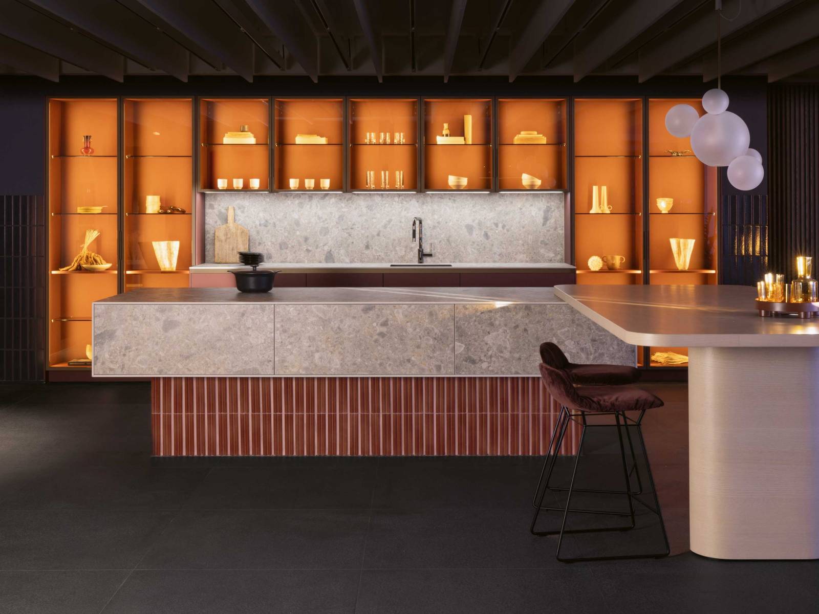 An seiner Hausmesse stellte der deutsche Küchenhersteller das neue Konzept «Heart of Gold» vor: Die Arbeitsfläche aus brasilianischem Quarzdekor beherbergt ein unsichtbares Kochfeld von Gaggenau. Das Kochfeld kann direkt in die Arbeitsfläche integriert werden, so dass eine ebene und homogene Fläche ohne Unterbrechungen entsteht. Der Kochbereich ist vorhanden, aber nicht sichtbar. POGGENPOHL.