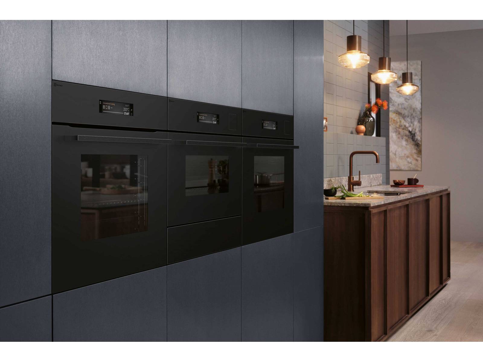 Die Küchengerätelinie «Mattschwarz» ist nicht nur praktisch, sondern dank ihrer natürlichen Anti-Fingerprint-Eigenschaft und Fleckenunempfindlichkeit auch besonders edel. Sie umfasst zwei Steamer, einen Backofen, eine Mikrowelle sowie die passende Wärmeschublade. ELECTROLUX.