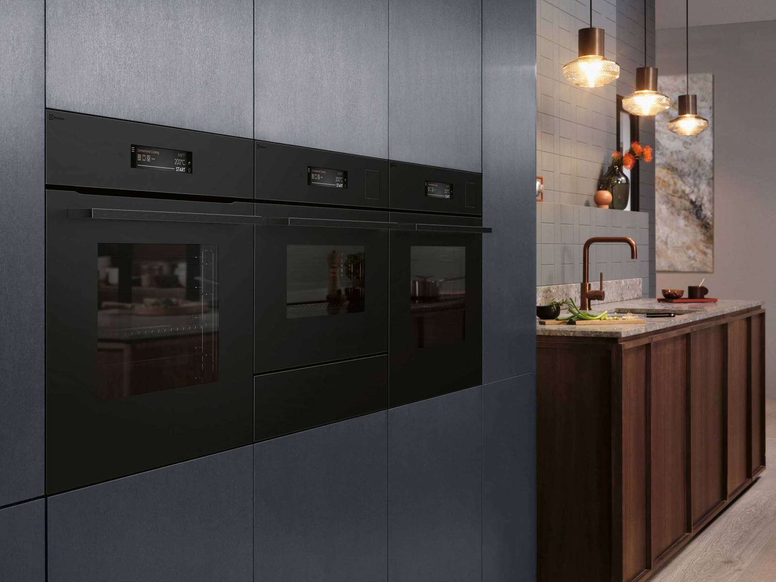 Die Küchengerätelinie «Mattschwarz» ist nicht nur praktisch, sondern dank ihrer natürlichen Anti-Fingerprint-Eigenschaft und Fleckenunempfindlichkeit auch besonders edel. Sie umfasst zwei Steamer, einen Backofen, eine Mikrowelle sowie die passende Wärmeschublade. ELECTROLUX.