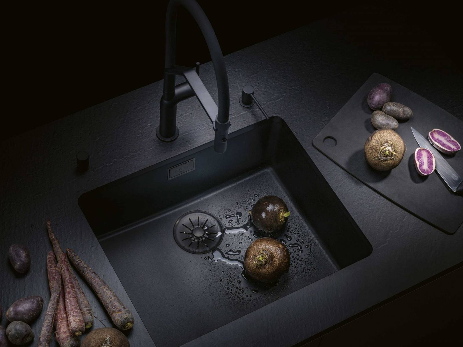 Vom Becken über die Armatur bis hin zu den Ventilkomponenten bietet der Schweizer Hersteller alles aus einer Hand. Das Becken «Daneo CP» gibt es jetzt auch mit verdecktem, schwenkbarem Überlauf sowie in der Erweiterung mit «Touch Flow»-Ventil. Neu ist auch die schmalere Randbreite von 17 mm bei flächenbündigem Einbau. SUTER.