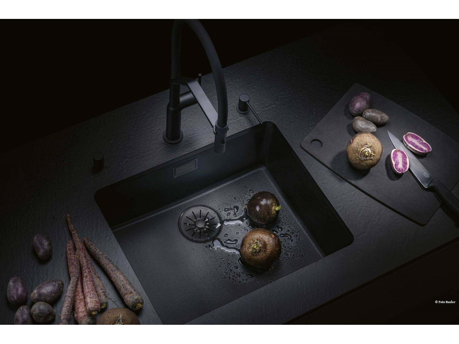 Vom Becken über die Armatur bis hin zu den Ventilkomponenten bietet der Schweizer Hersteller alles aus einer Hand. Das Becken «Daneo CP» gibt es jetzt auch mit verdecktem, schwenkbarem Überlauf sowie in der Erweiterung mit «Touch Flow»-Ventil. Neu ist auch die schmalere Randbreite von 17 mm bei flächenbündigem Einbau. SUTER.