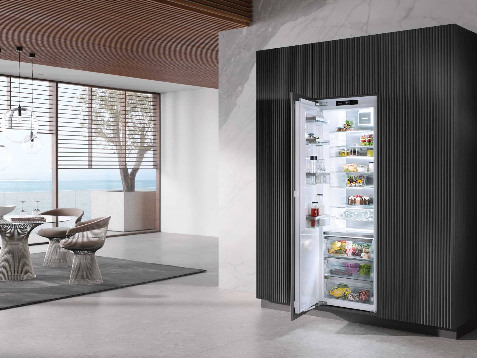 Temperaturen zwischen null und drei Grad sowie ein geschlossenes Fach halten Lebensmittel in der Einbau-Kühlgeräte-Generation «K 7000» länger frisch. Hinzu kommt ein feiner Sprühnebel, der sich über den Inhalt des Frischefachs legt und Qualität und Vitamine zusätzlich schützt. MIELE.