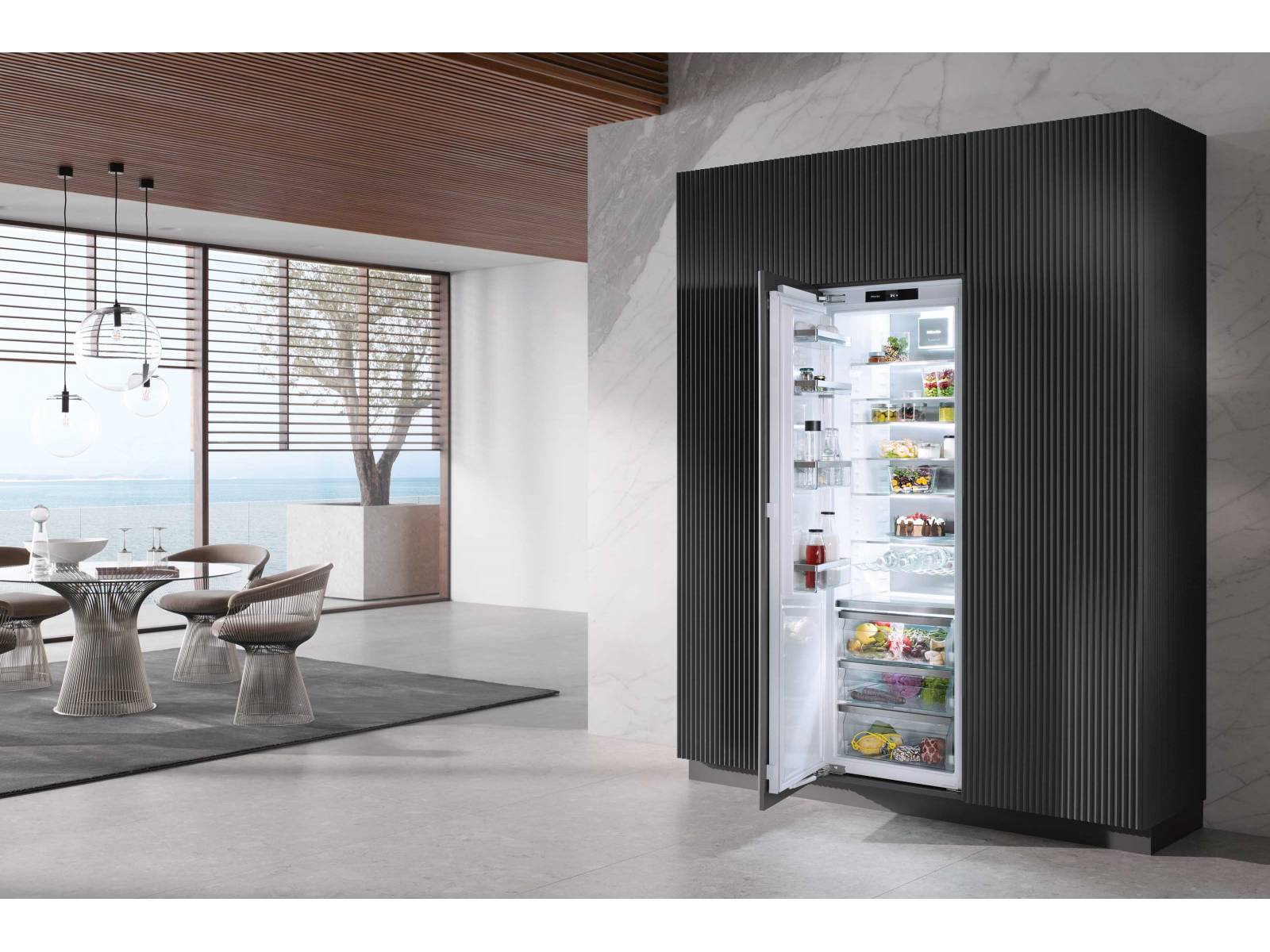 Temperaturen zwischen null und drei Grad sowie ein geschlossenes Fach halten Lebensmittel in der Einbau-Kühlgeräte-Generation «K 7000» länger frisch. Hinzu kommt ein feiner Sprühnebel, der sich über den Inhalt des Frischefachs legt und Qualität und Vitamine zusätzlich schützt. MIELE.