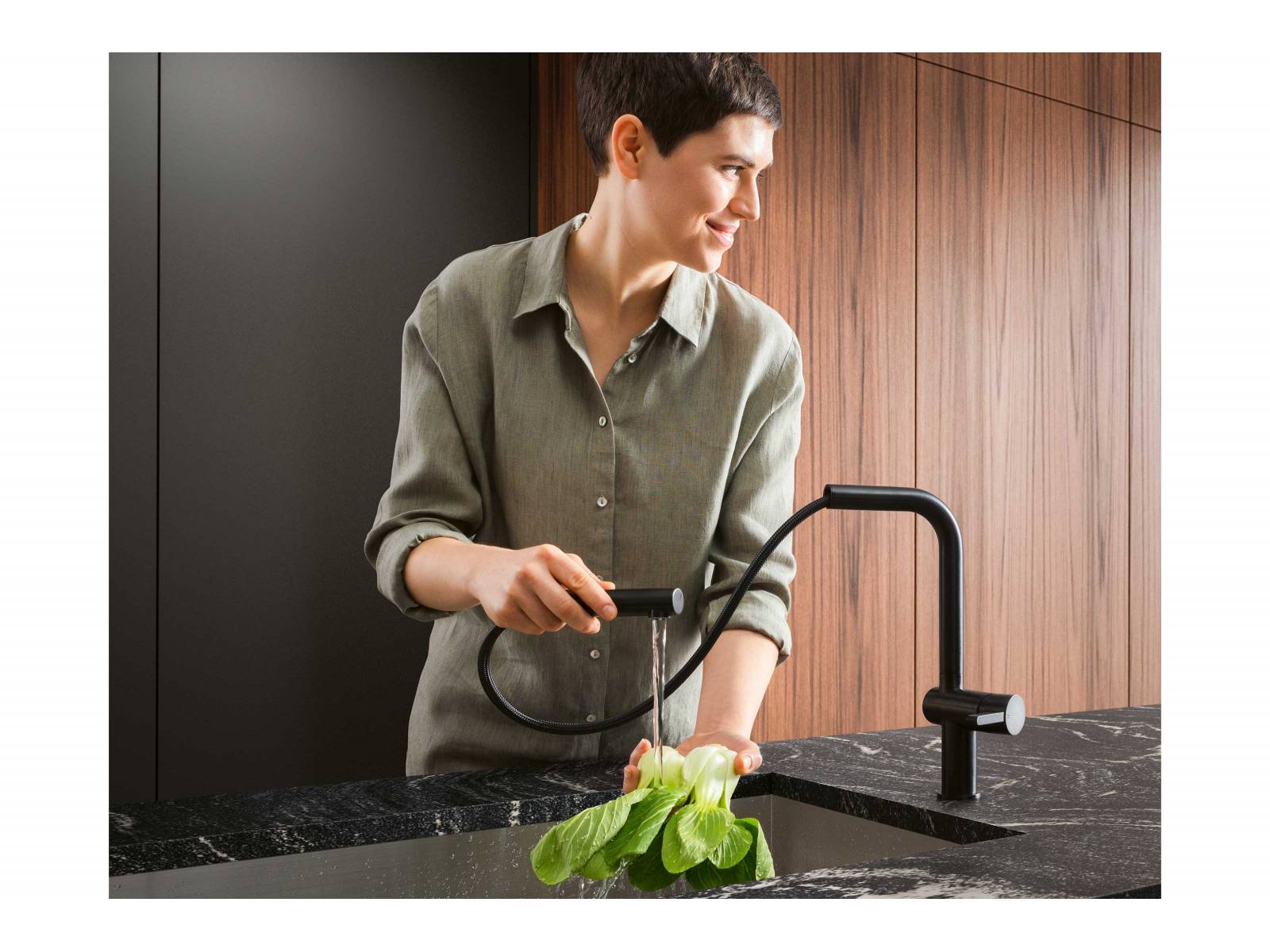 Ende des Jahres wird es die bekannte Armatur «Bevo E» mit Auszugsauslauf auch als Hybridarmatur geben. Die Armatur kann nicht mehr nur von Hand, sondern auch über einen Sensor bedient werden, was besonders praktisch ist, wenn die Hände verschmutzt sind oder zum Beispiel ein Topf gehalten wird. KWC.