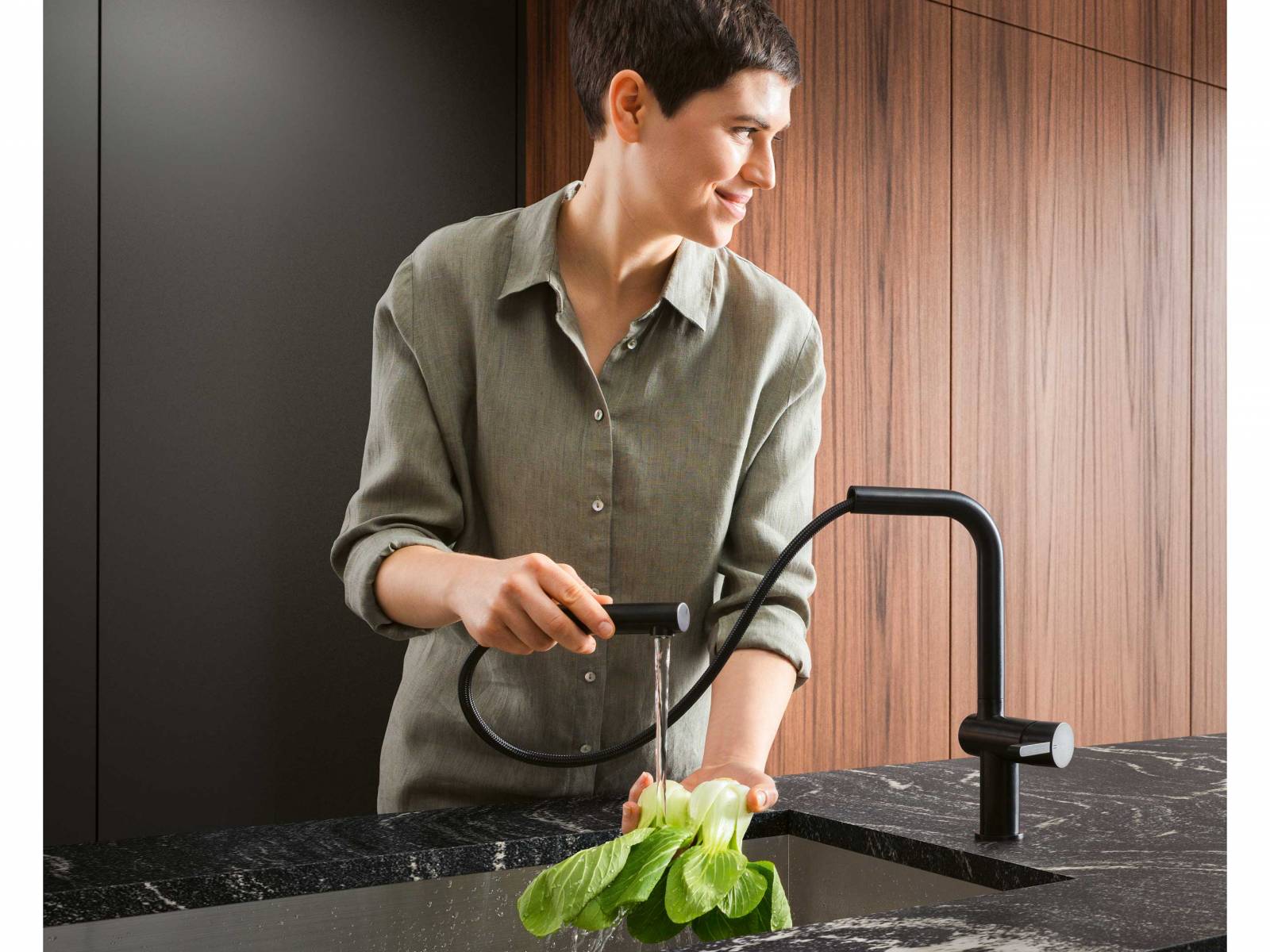 Ende des Jahres wird es die bekannte Armatur «Bevo E» mit Auszugsauslauf auch als Hybridarmatur geben. Die Armatur kann nicht mehr nur von Hand, sondern auch über einen Sensor bedient werden, was besonders praktisch ist, wenn die Hände verschmutzt sind oder zum Beispiel ein Topf gehalten wird. KWC.