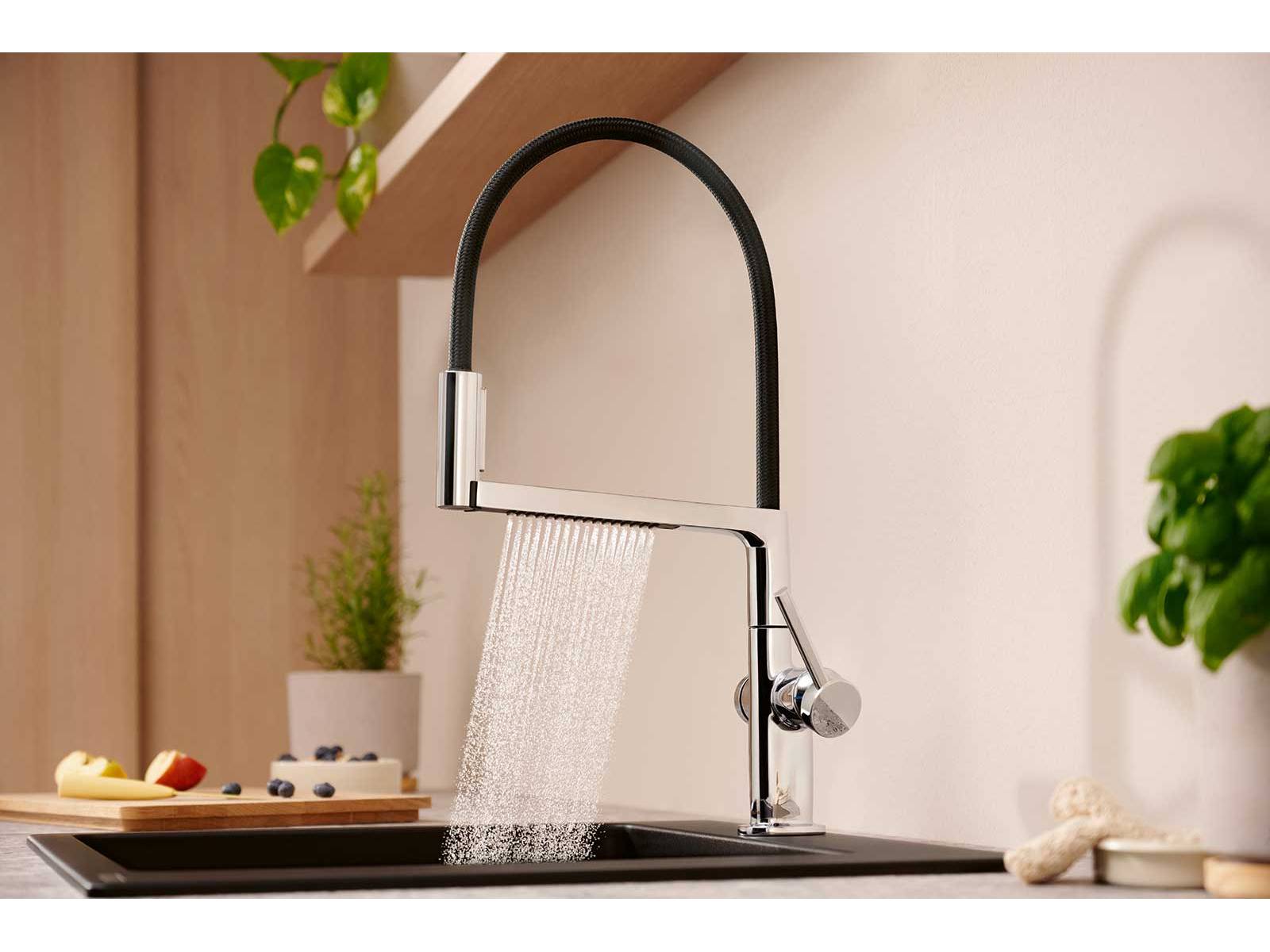 Die Küchenarmatur «Talis Select M54 PowderSpray» bringt Bewegung an die Spüle: Schwenkauslauf, flexibler Textilschlauch aus recyceltem PET, drei Strahlarten per Select-Button. Der besonders feine Powder Spray reinigt Obst und Gemüse schonend und spritzfrei – bei unter sechs Litern pro Minute. Eine Magnethalterung sorgt für sicheren Halt der Brause. Erhältlich in Chrom, Edelstahl, Mattschwarz oder Brushed Black Chrome. HANSGROHE.