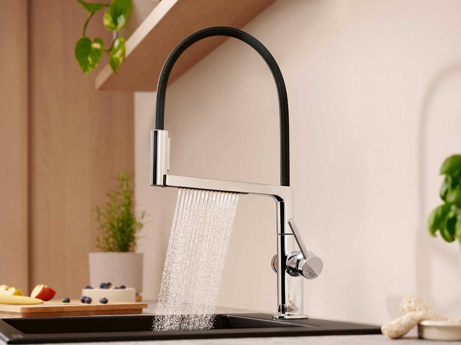 Die Küchenarmatur «Talis Select M54 PowderSpray» bringt Bewegung an die Spüle: Schwenkauslauf, flexibler Textilschlauch aus recyceltem PET, drei Strahlarten per Select-Button. Der besonders feine Powder Spray reinigt Obst und Gemüse schonend und spritzfrei – bei unter sechs Litern pro Minute. Eine Magnethalterung sorgt für sicheren Halt der Brause. Erhältlich in Chrom, Edelstahl, Mattschwarz oder Brushed Black Chrome. HANSGROHE.