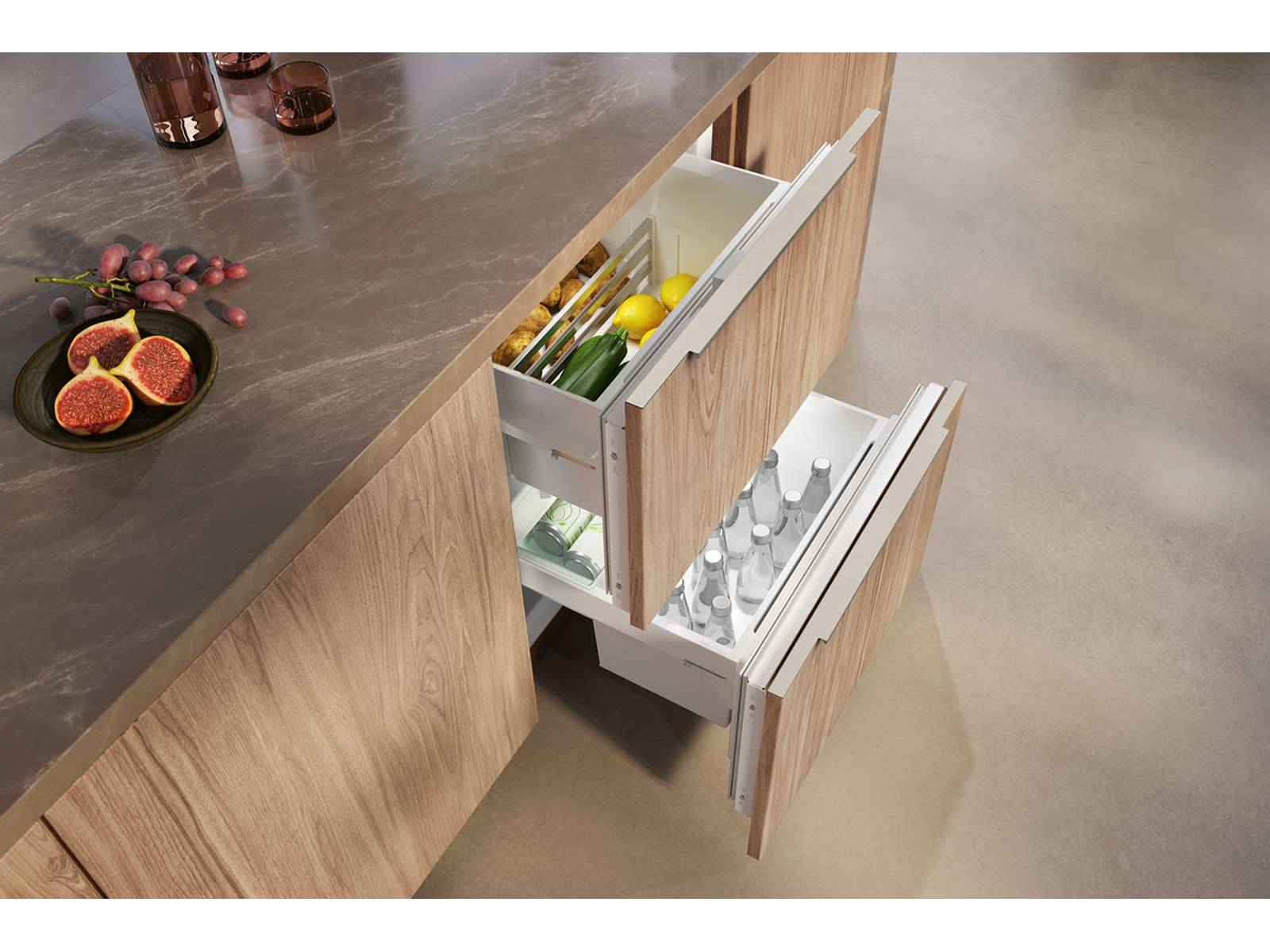 Klein gebaut, gross im Alltag: Der  neue Unterbau-­Kühlschrank «KU 7175 D» nutzt den Platz unter der Arbeits­fläche clever. Zwei Schubladen mit separat ­ein­stellbaren Temperaturzonen von 0 bis 14 °C halten ­Getränke eiskalt und Gemüse länger frisch – direkt neben dem Kochfeld und ohne Umwege. Gedacht als Kellerfach, Getränke­kühler oder praktische Ergänzung zum Hauptkühlschrank. MIELE.