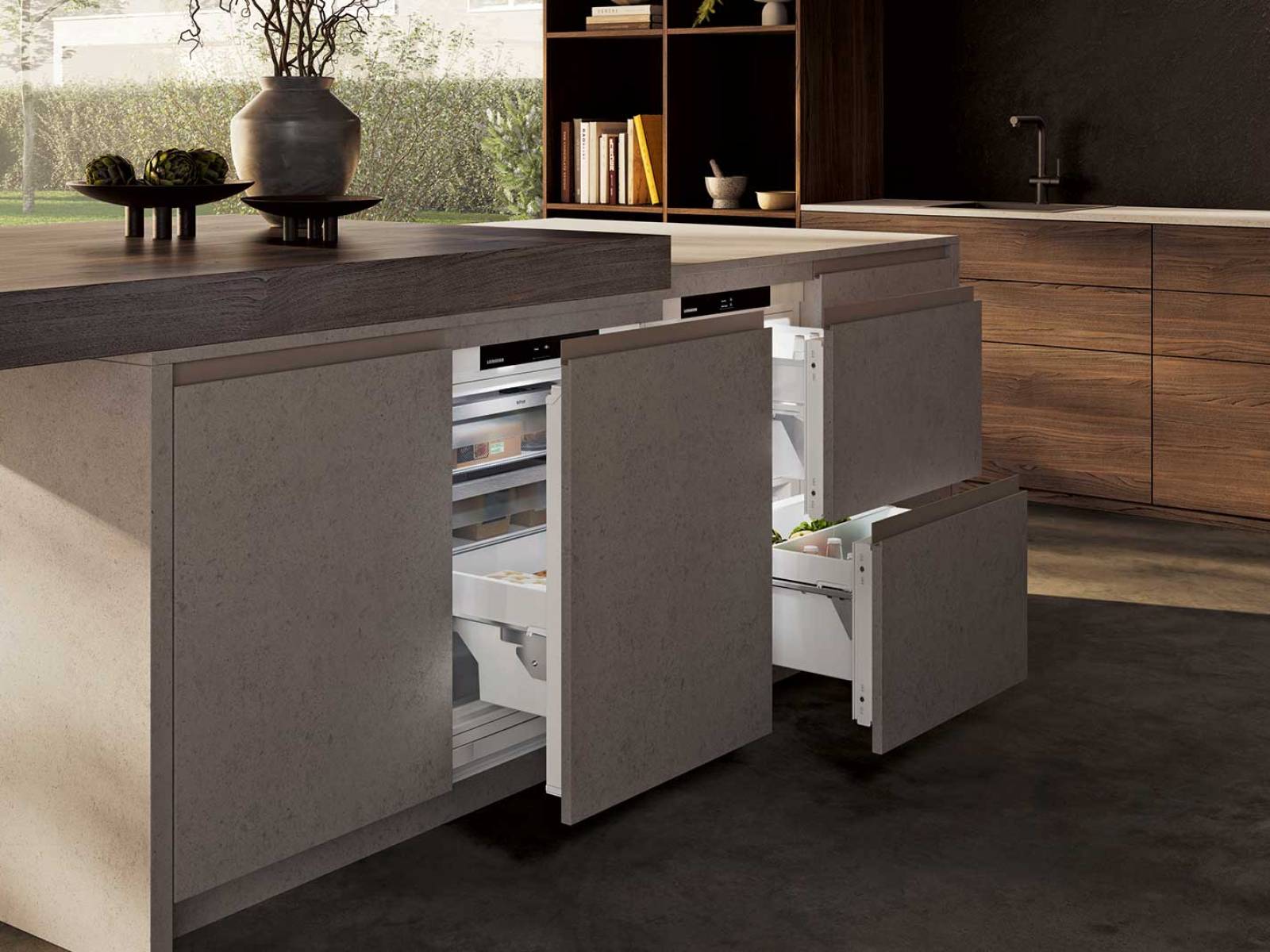 Der Unterbau-Gefrierschrank «SUFNPc 365i» fügt sich unauffällig unter die Arbeitsfläche ein und schafft dort wertvollen zusätzlichen Stauraum. Mit 75 l Volumen bietet er Platz für Vorräte, ohne den Raum zu dominieren. Ideal für alle, die kurze Wege, Ordnung und Komfort in der ­Küche schätzen. LIEBHERR.