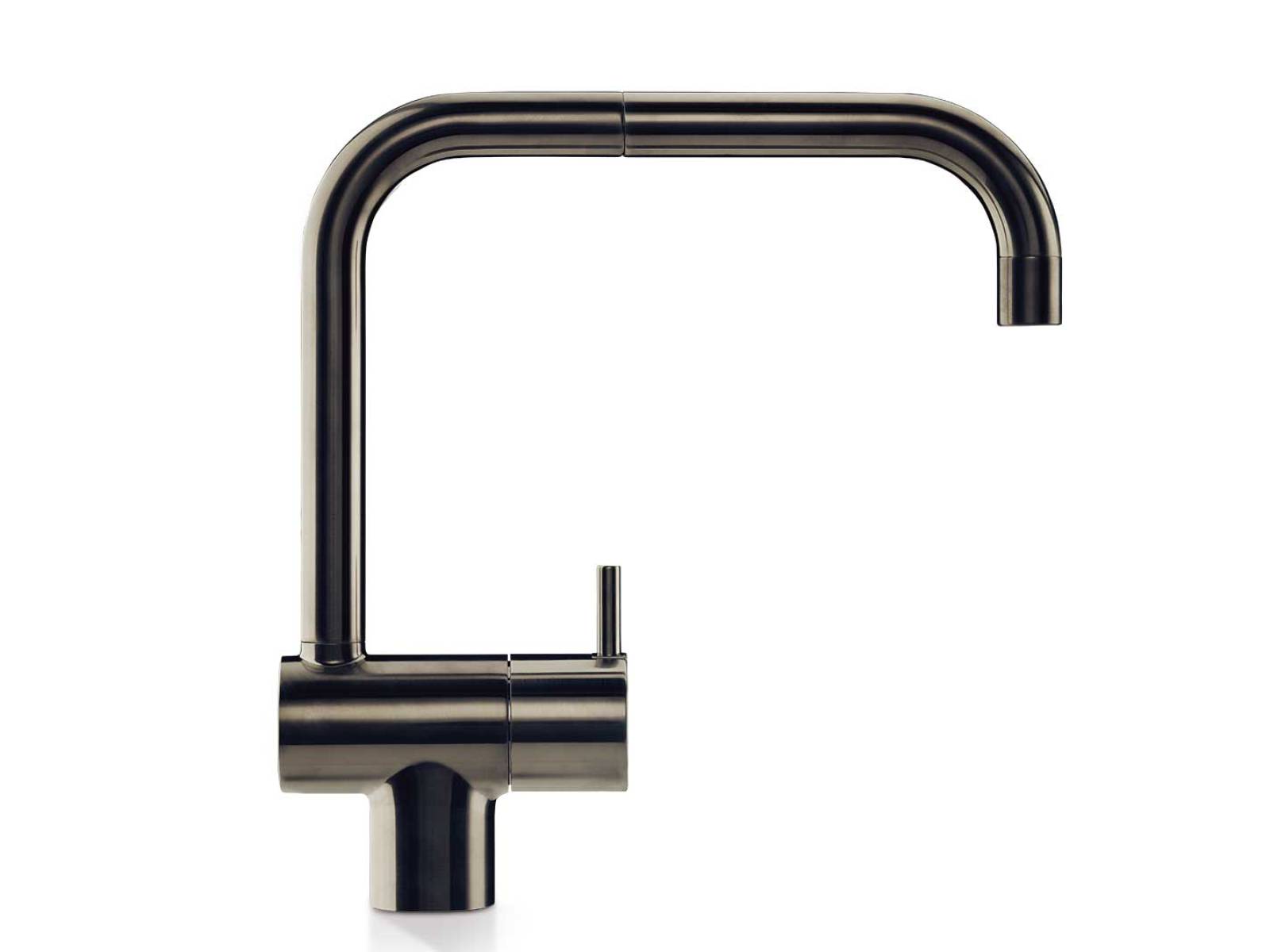 Reduziert auf das Wesentliche und doch ausdrucksstark zeigt sich die Küchenarmatur «KV1». Der schwenk­bare Auslauf schafft Flexibilität am Spülplatz. Eine breite Palette an Farben und Oberflächen erlaubt es, die Armatur gezielt als ruhiges Detail oder als bewussten Akzent in der Küche einzusetzen. VOLA.