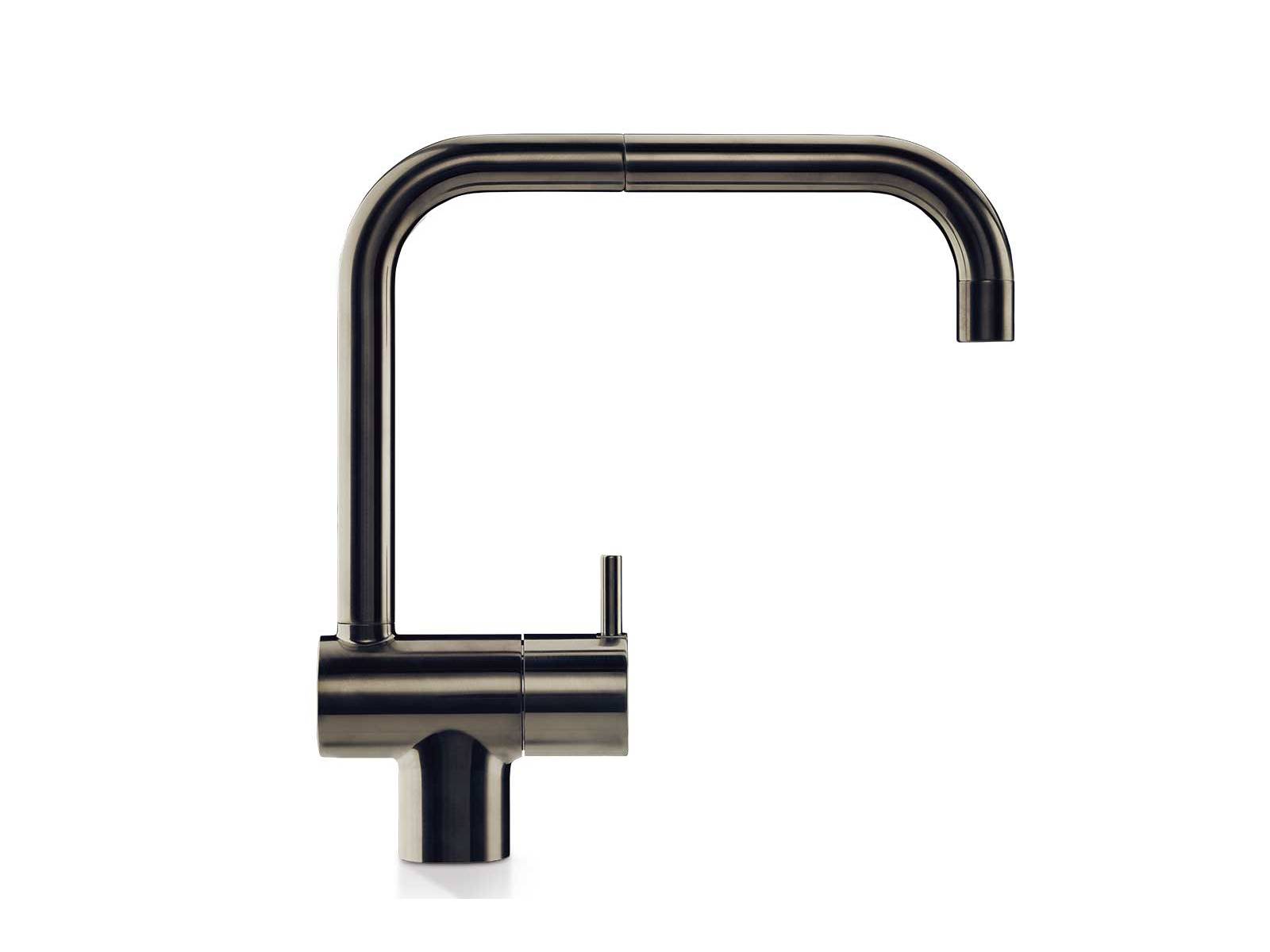 Reduziert auf das Wesentliche und doch ausdrucksstark zeigt sich die Küchenarmatur «KV1». Der schwenk­bare Auslauf schafft Flexibilität am Spülplatz. Eine breite Palette an Farben und Oberflächen erlaubt es, die Armatur gezielt als ruhiges Detail oder als bewussten Akzent in der Küche einzusetzen. VOLA.