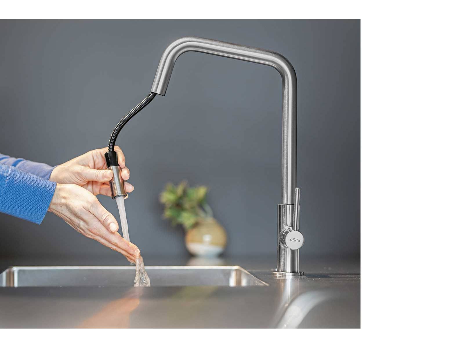 «Alterna amaris» ist ein attraktiver Küchenmischer, der in Varianten mit und ohne Zugauslauf erhältlich ist. Mit seinem ansprechenden Design und der idealen Höhe für das Befüllen grosser Töpfe vereint er Funktionalität und Eleganz. In Chrom, Edelstahloptik oder ­mattem Schwarz erhältlich. SANITAS TROSCH.