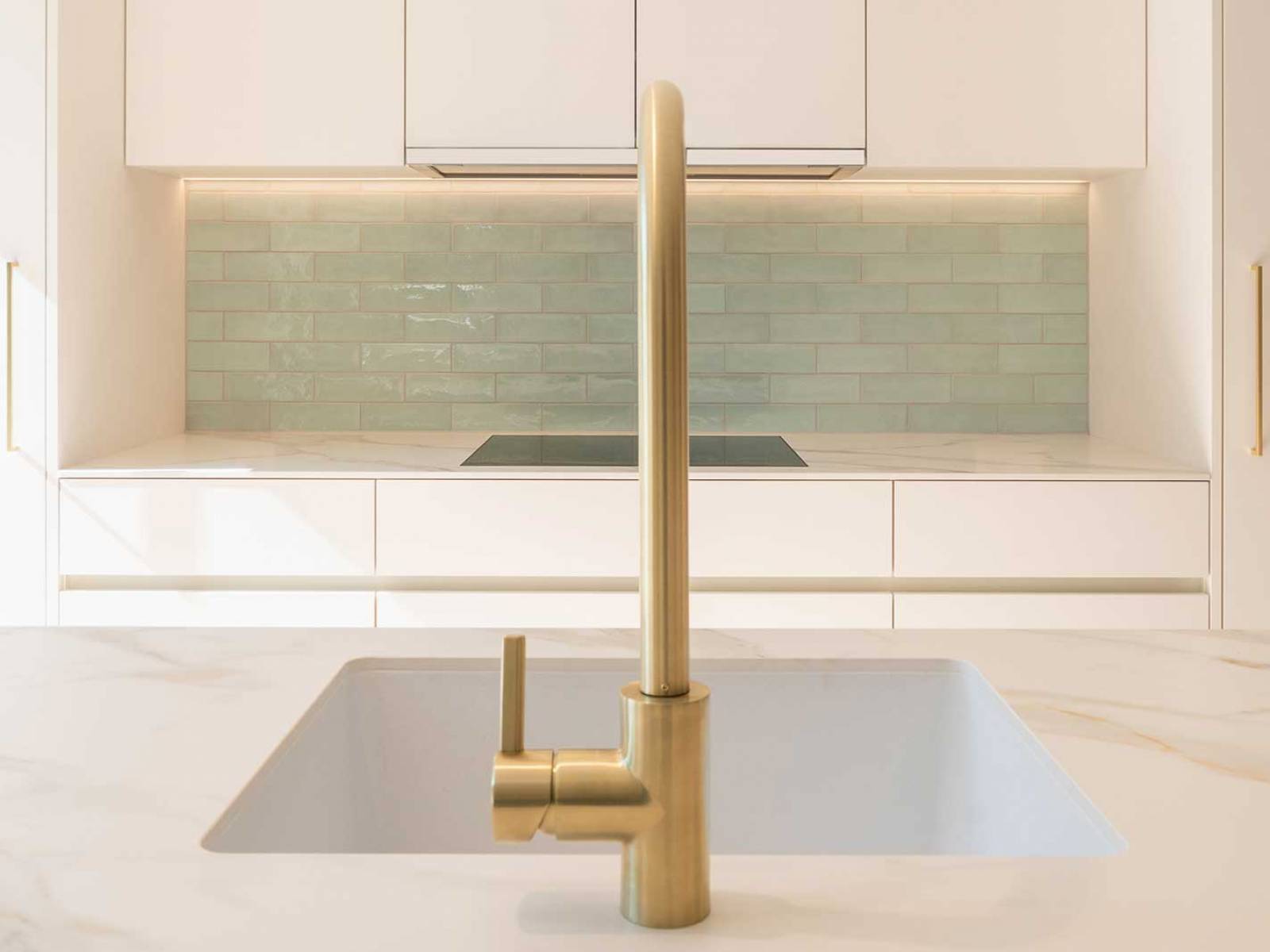 In einem Haus aus den 1960er-Jahren, das einer umfassenden Sanierung unterzogen wurde, präsentiert sich eine Küche, die durch ihre edle Erscheinung be­eindruckt. Brunner Küchen, seit über 50 Jahren Spezialist für individuellen Küchenbau, hat mit supermatten Fronten, eleganten Messing-Akzenten und hochwertigen Geräten ein zeit­gemässes Design geschaffen, das Funktionalität und Ästhetik vereint. BRUNNER KÜCHEN.