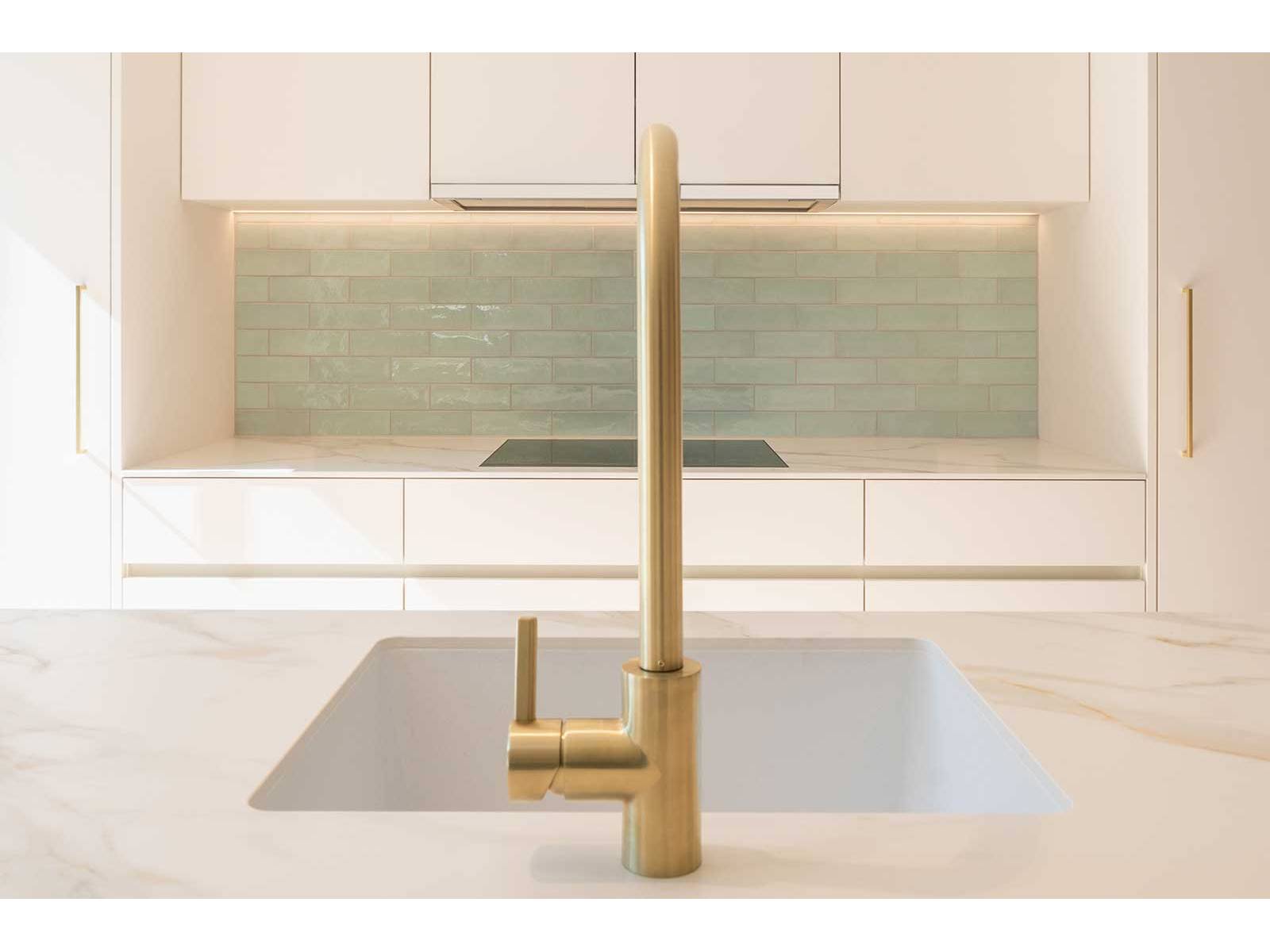 In einem Haus aus den 1960er-Jahren, das einer umfassenden Sanierung unterzogen wurde, präsentiert sich eine Küche, die durch ihre edle Erscheinung be­eindruckt. Brunner Küchen, seit über 50 Jahren Spezialist für individuellen Küchenbau, hat mit supermatten Fronten, eleganten Messing-Akzenten und hochwertigen Geräten ein zeit­gemässes Design geschaffen, das Funktionalität und Ästhetik vereint. BRUNNER KÜCHEN.