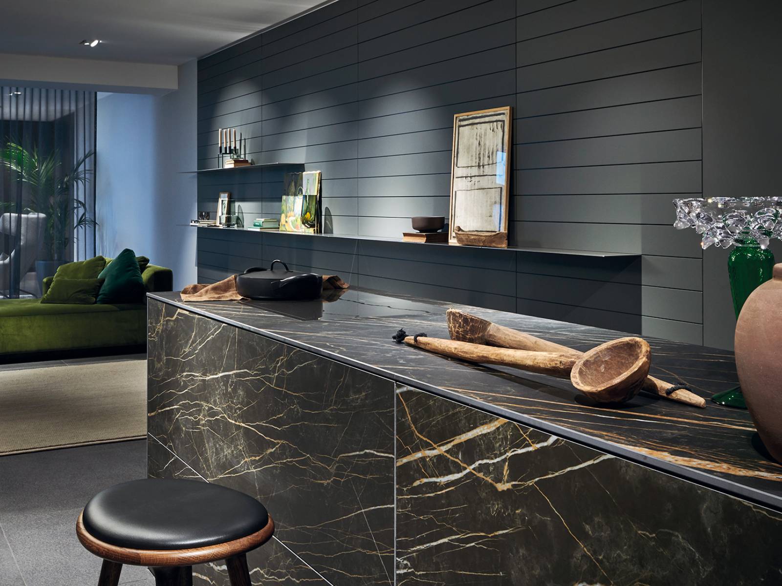 Mit neuen Farben und Materialien wartet der Premiumküchenhersteller an der Küchenmeile auf und zeigt unter anderem die puristische Küche «+Segmento», die in diesem Beispiel mit einem erdig marmorierten Keramikwerkstoff mit hellen Adern kombiniert wurde. Poggenpohl.