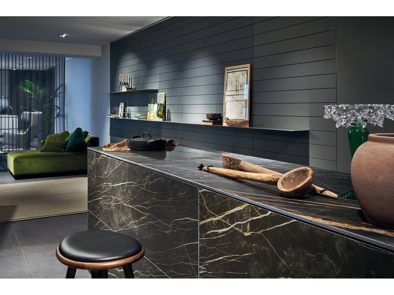 Mit neuen Farben und Materialien wartet der Premiumküchenhersteller an der Küchenmeile auf und zeigt unter anderem die puristische Küche «+Segmento», die in diesem Beispiel mit einem erdig marmorierten Keramikwerkstoff mit hellen Adern kombiniert wurde. Poggenpohl.